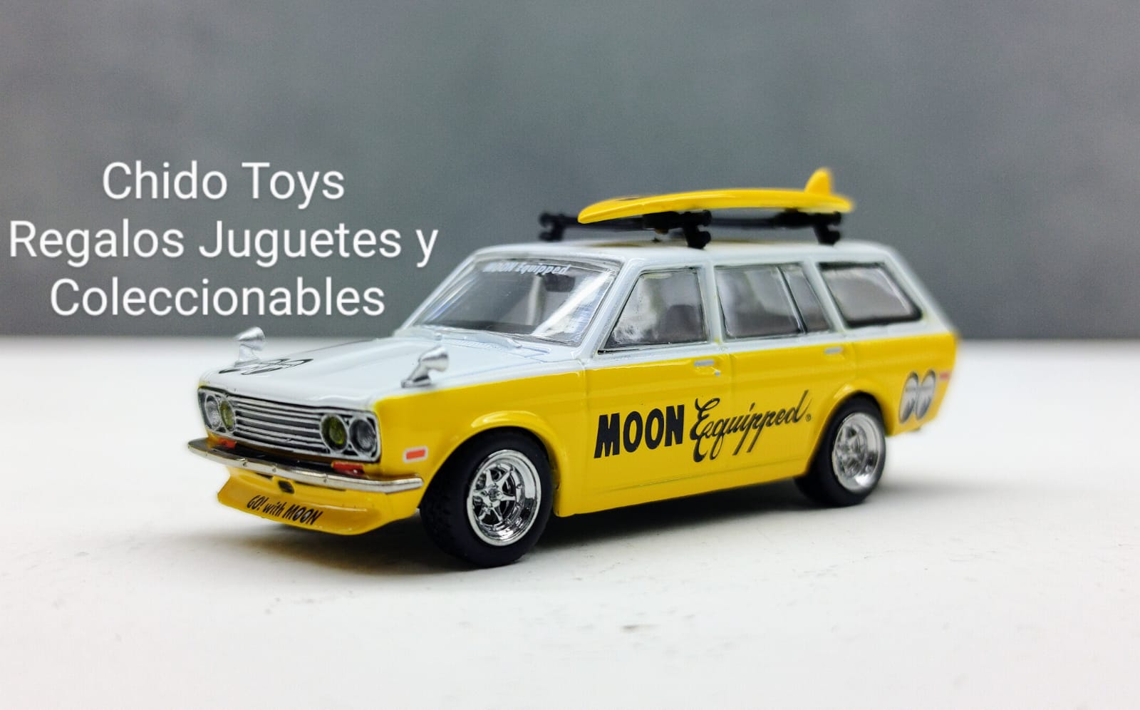Auto a escala marca Datsun Bluebird 510 Wagon Mooneyes - Chido Toys