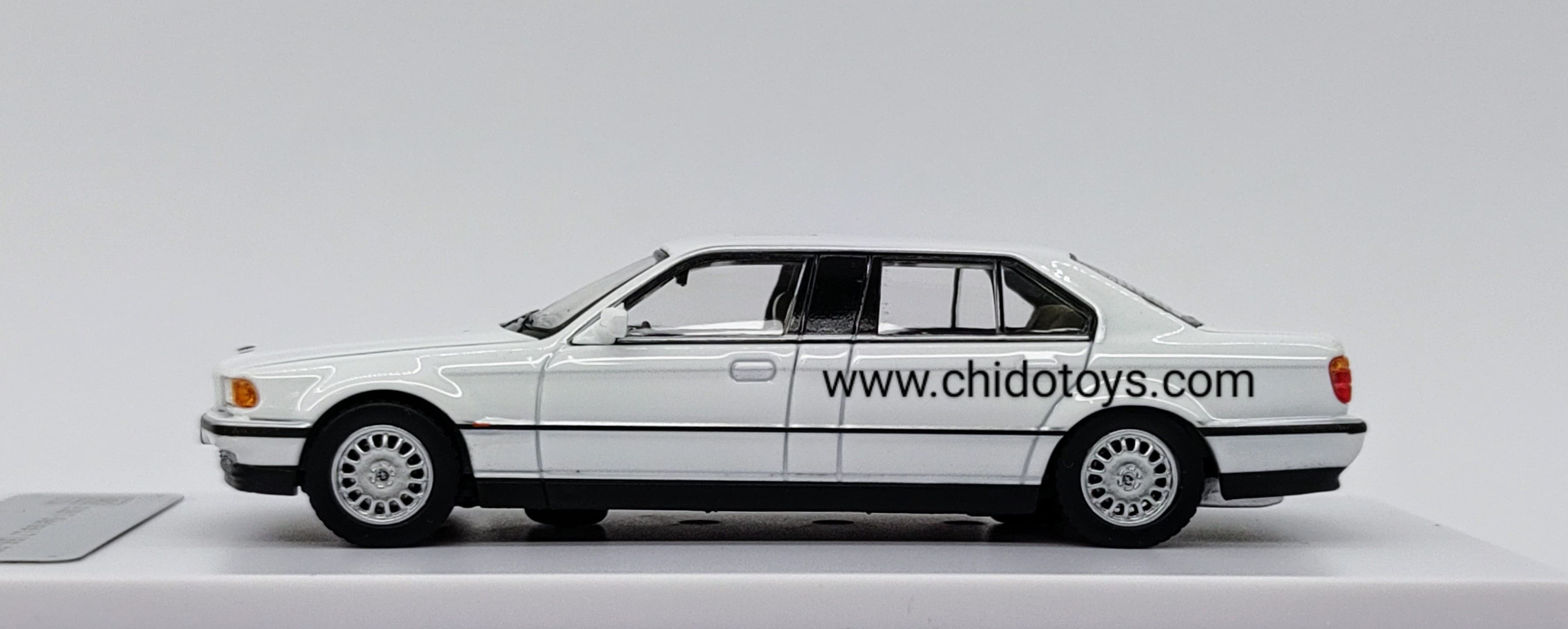 Auto a escala marca DCM, Modelo E38 7 - Series L7 (98 - 01) - Chido Toys