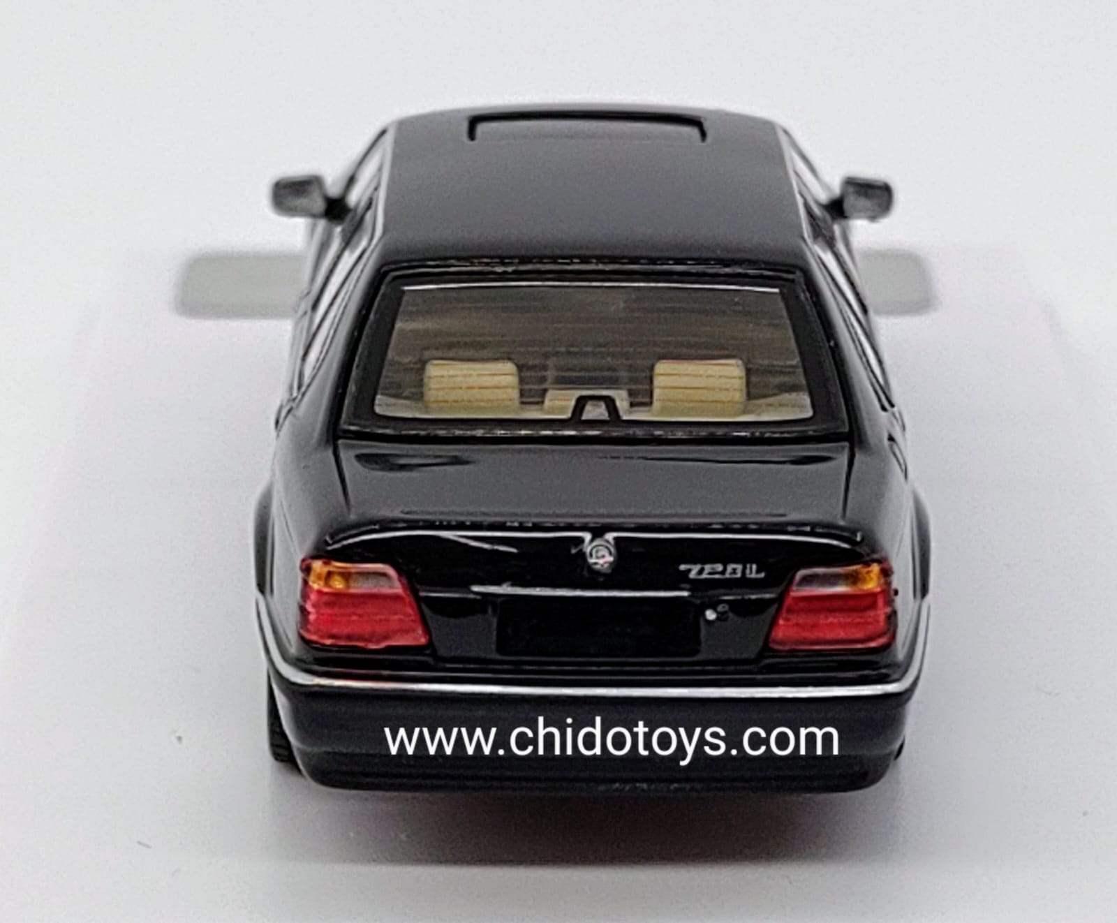 Auto a escala marca DCM, Modelo E38 7 - Series L7 (98 - 01) - Chido Toys