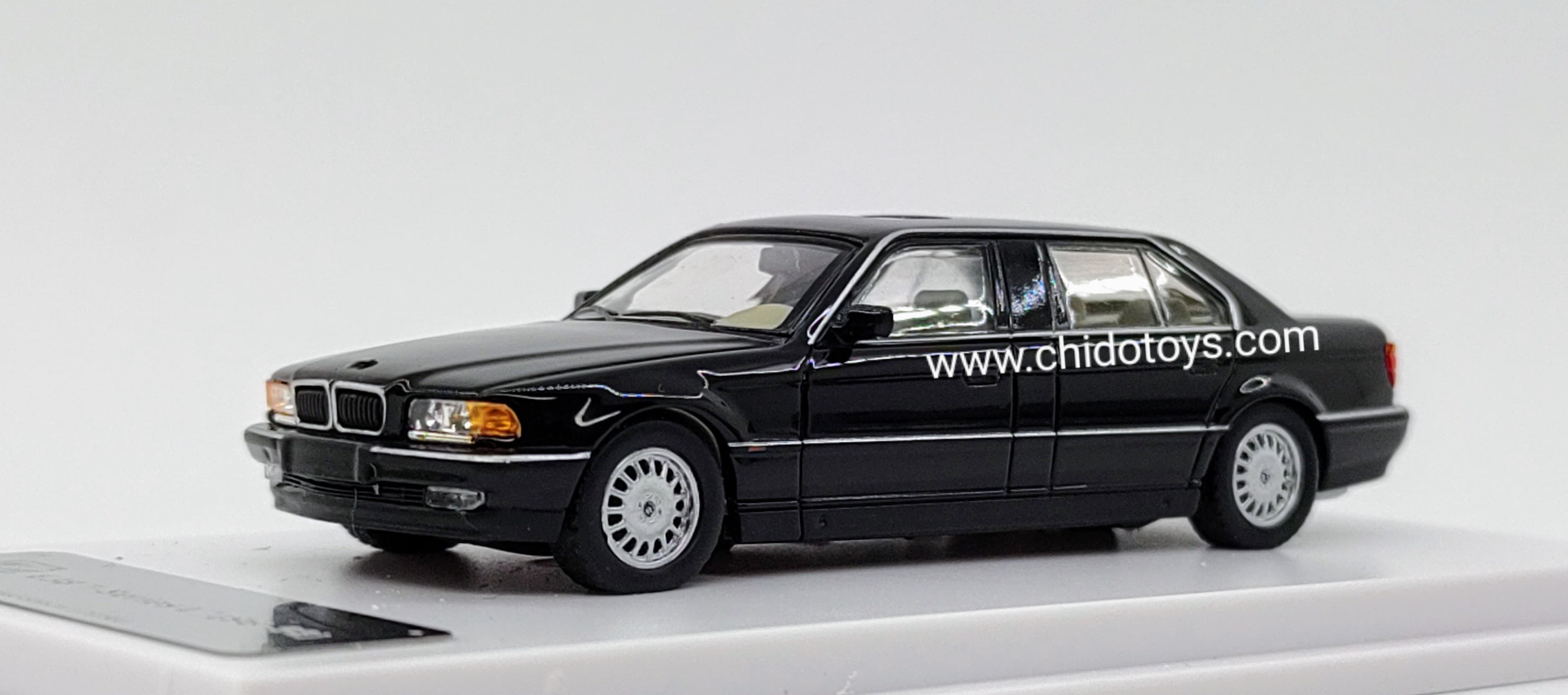 Auto a escala marca DCM, Modelo E38 7 - Series L7 (98 - 01) - Chido Toys