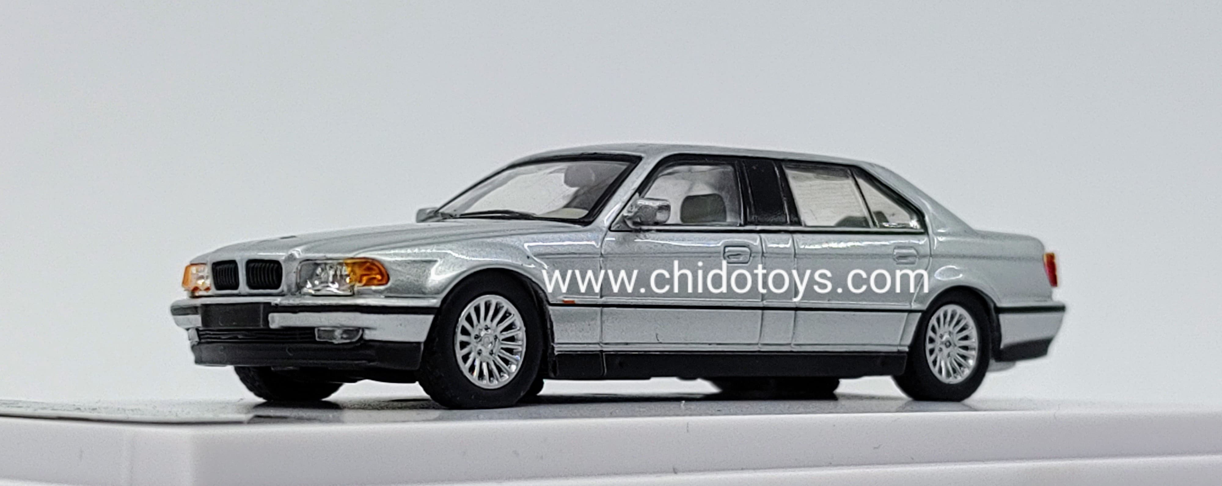 Auto a escala marca DCM, Modelo E38 7 - Series L7 (98 - 01) - Chido Toys