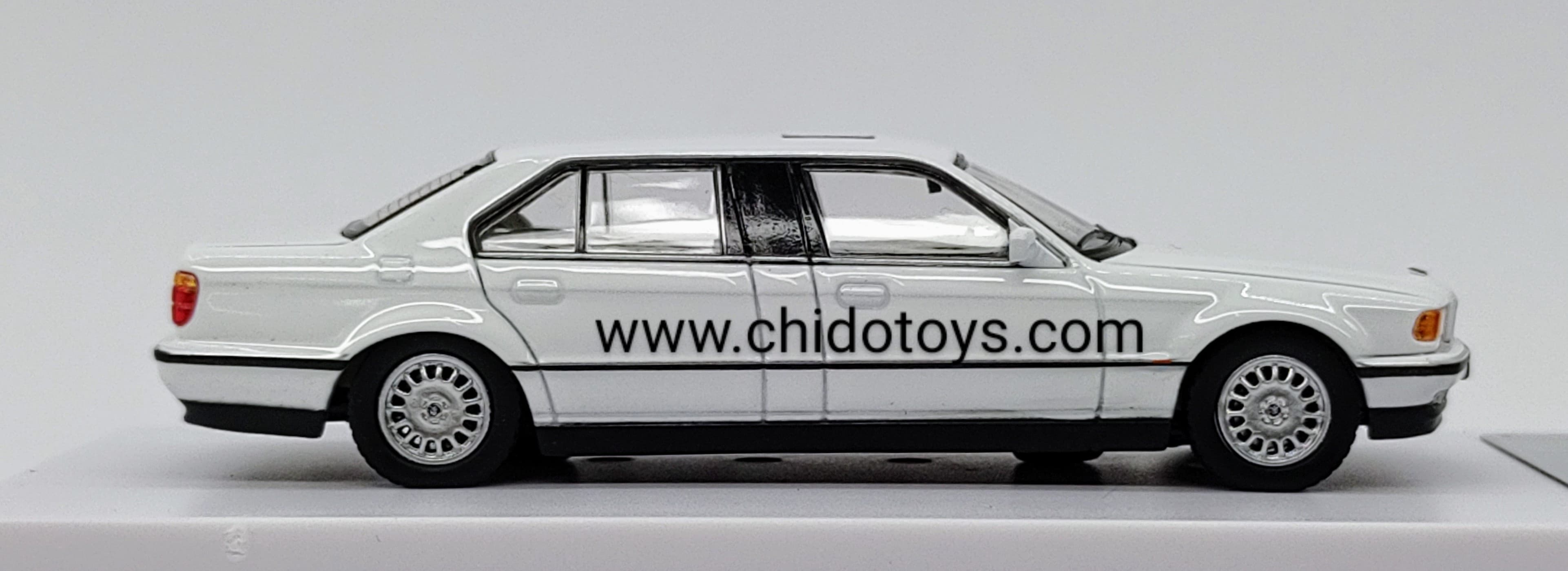 Auto a escala marca DCM, Modelo E38 7 - Series L7 (98 - 01) - Chido Toys