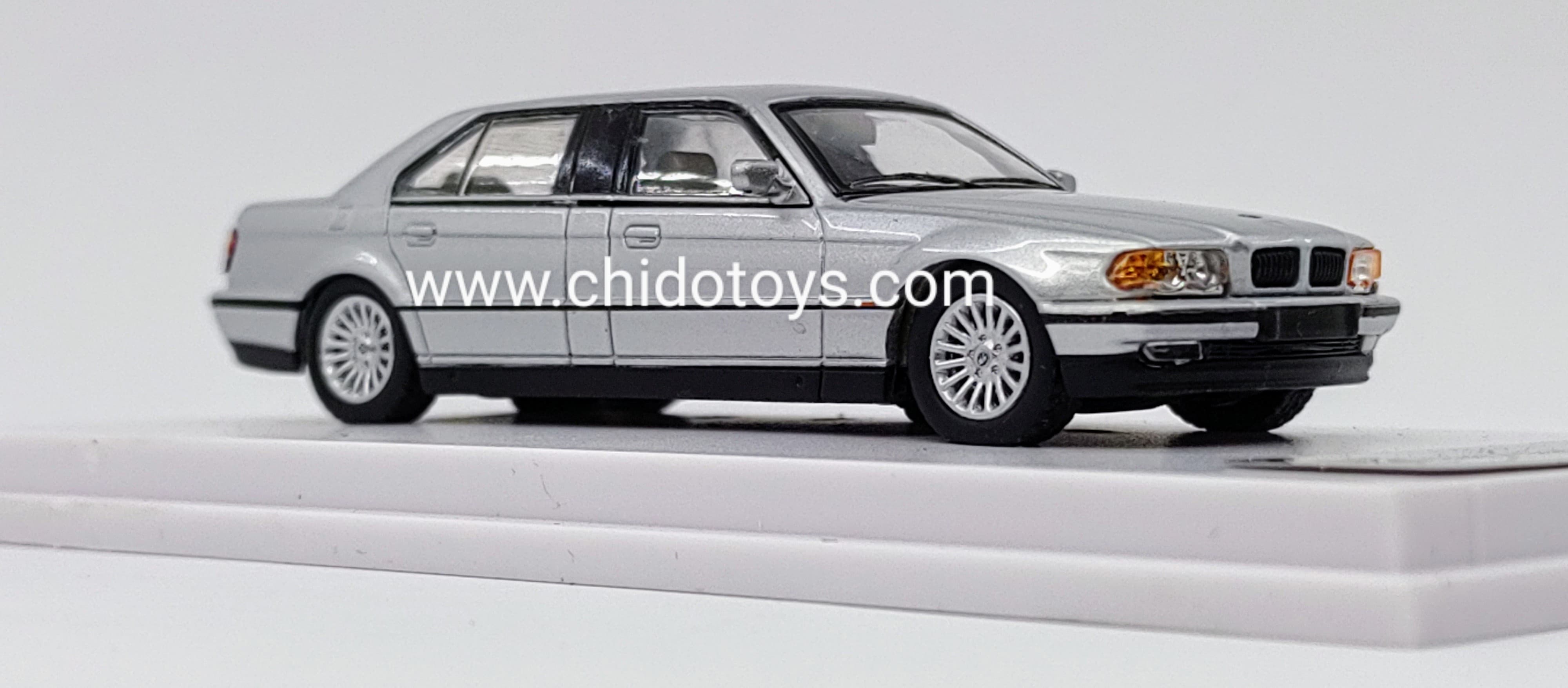 Auto a escala marca DCM, Modelo E38 7 - Series L7 (98 - 01) - Chido Toys