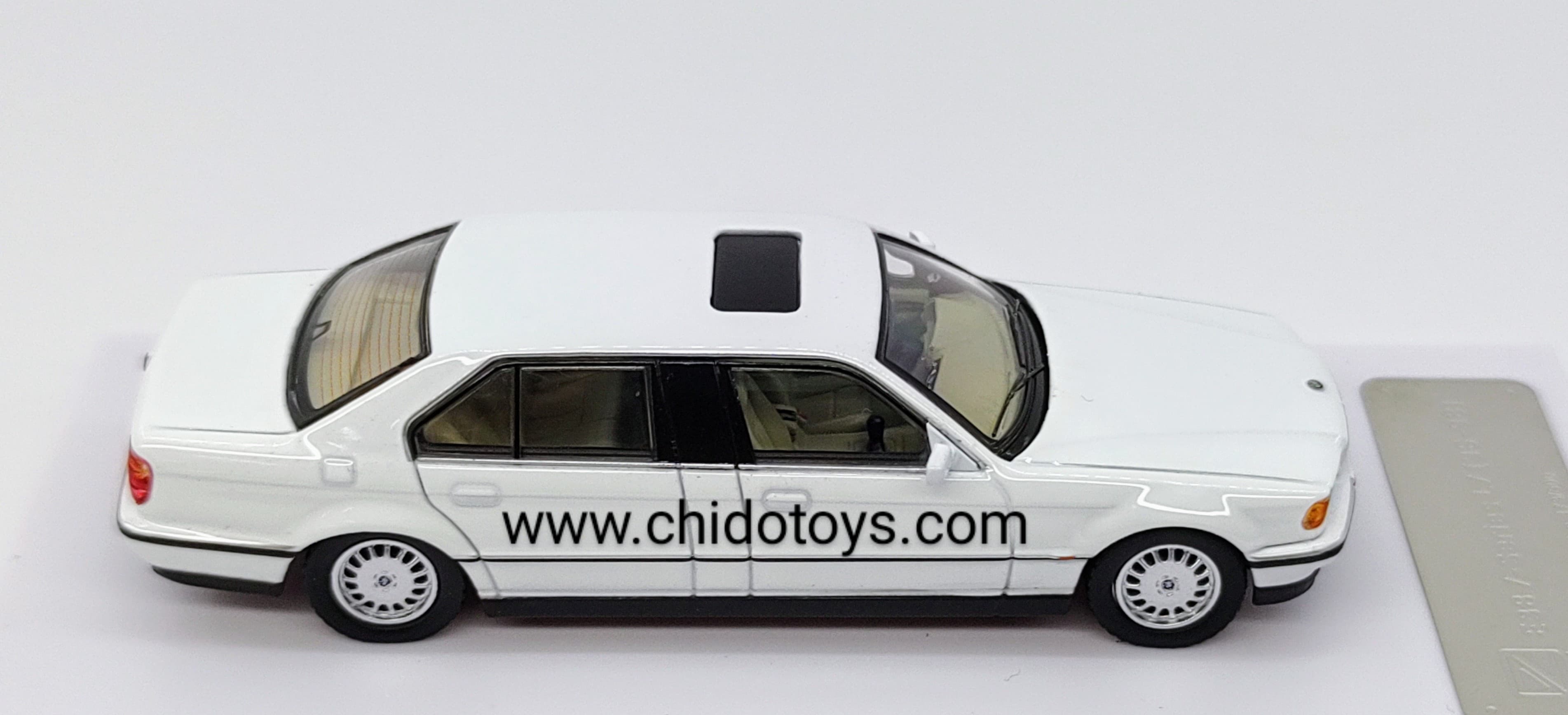 Auto a escala marca DCM, Modelo E38 7 - Series L7 (98 - 01) - Chido Toys