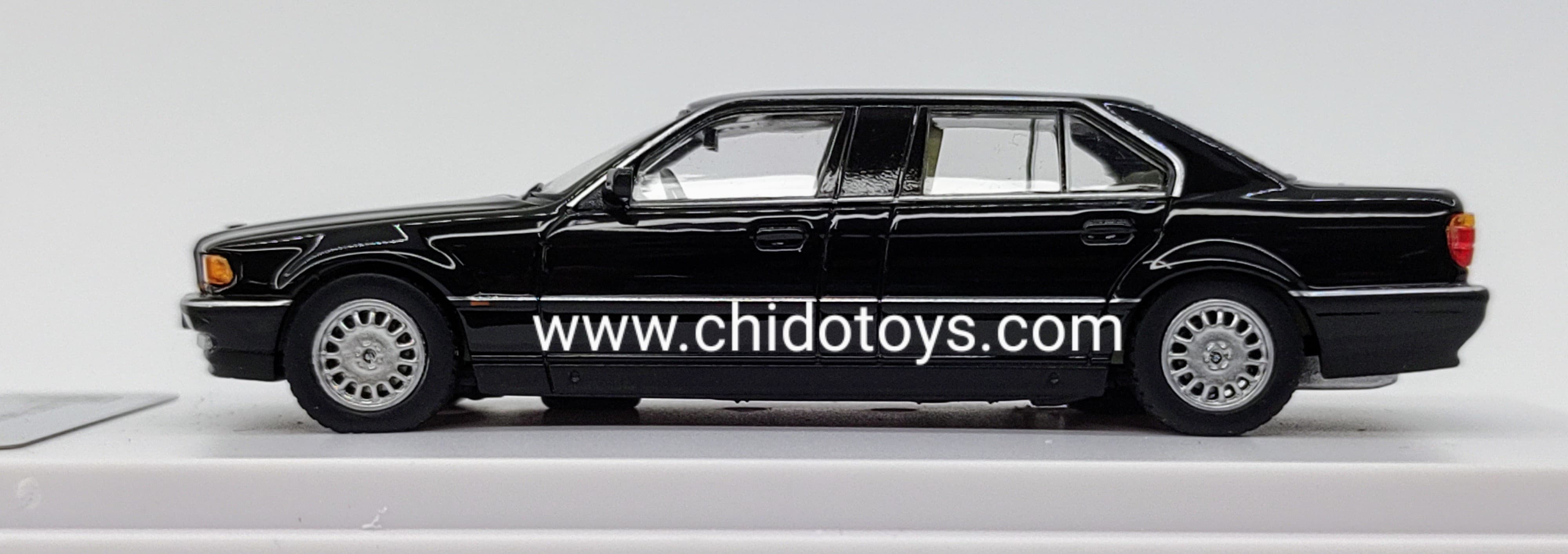 Auto a escala marca DCM, Modelo E38 7 - Series L7 (98 - 01) - Chido Toys