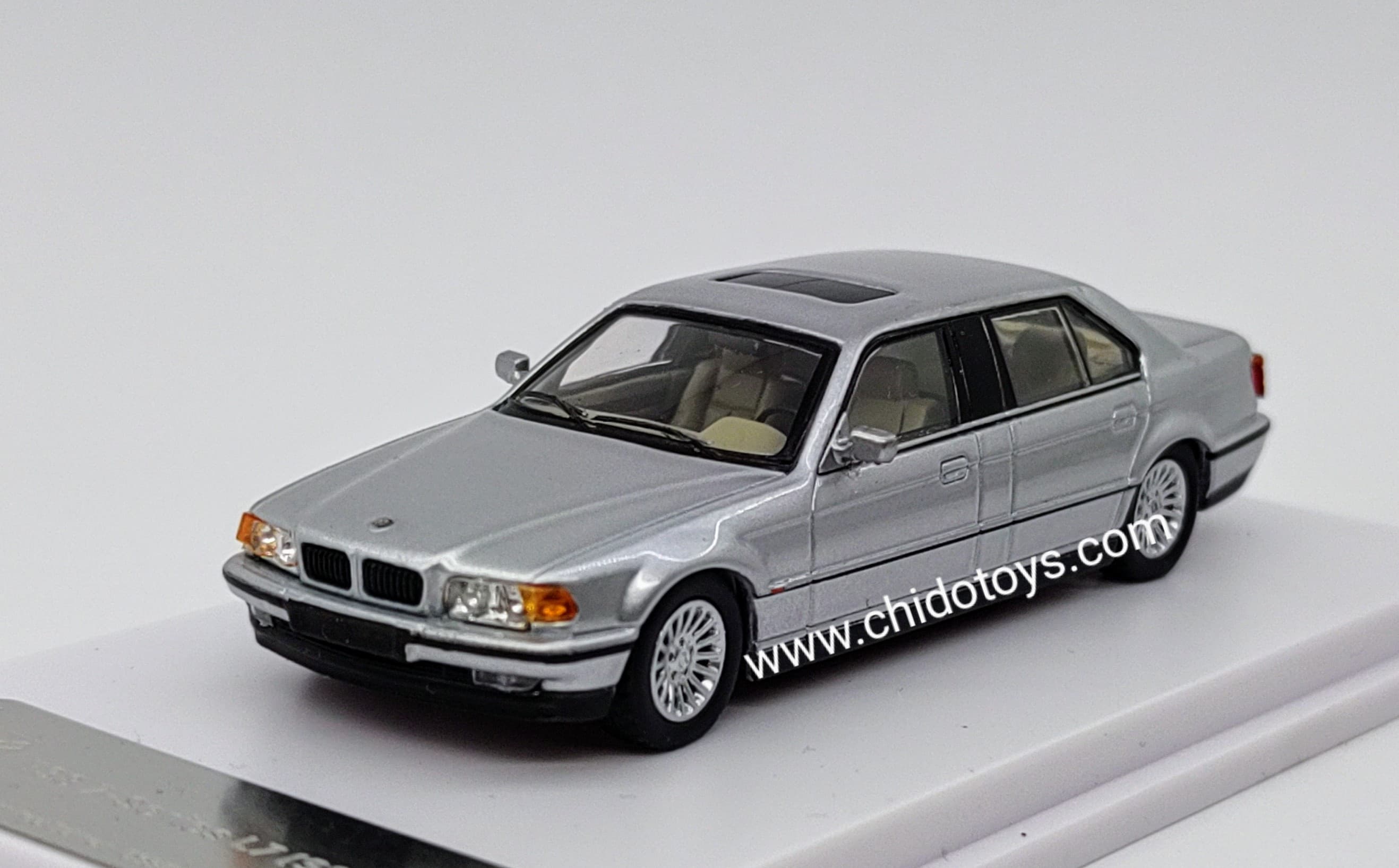 Auto a escala marca DCM, Modelo E38 7 - Series L7 (98 - 01) - Chido Toys