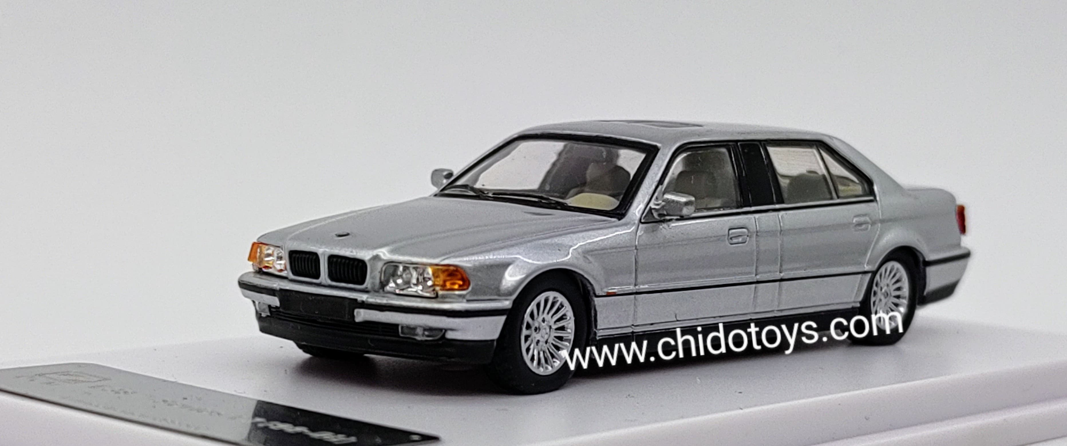 Auto a escala marca DCM, Modelo E38 7 - Series L7 (98 - 01) - Chido Toys