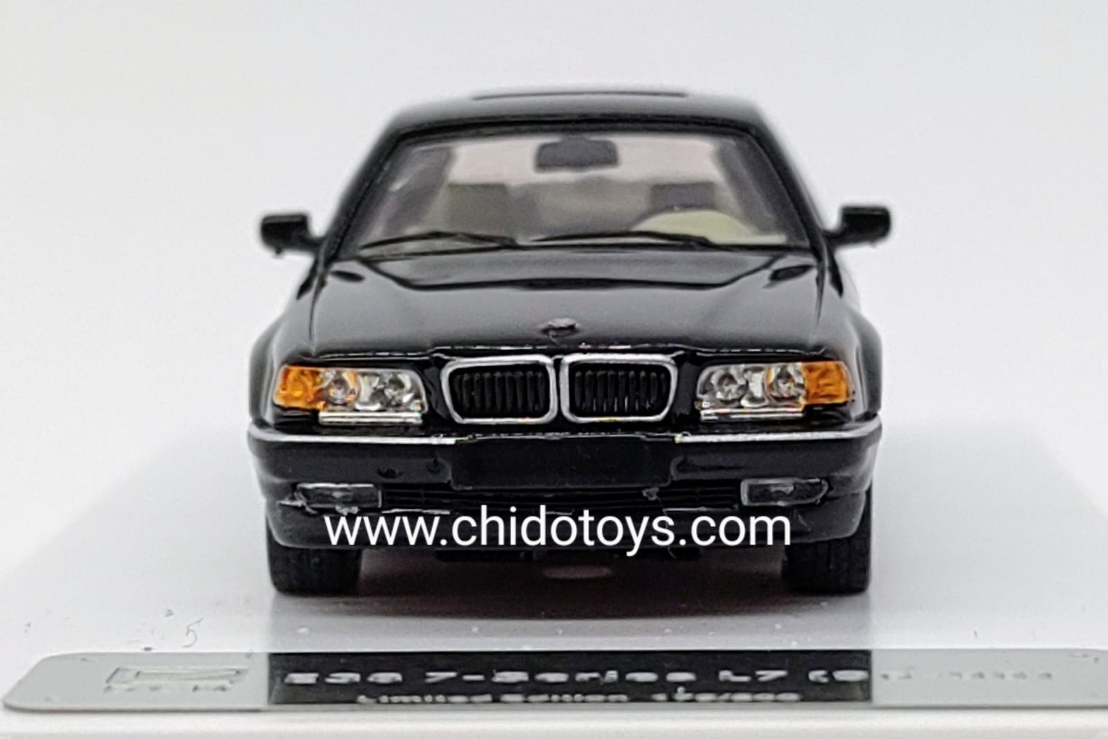 Auto a escala marca DCM, Modelo E38 7 - Series L7 (98 - 01) - Chido Toys