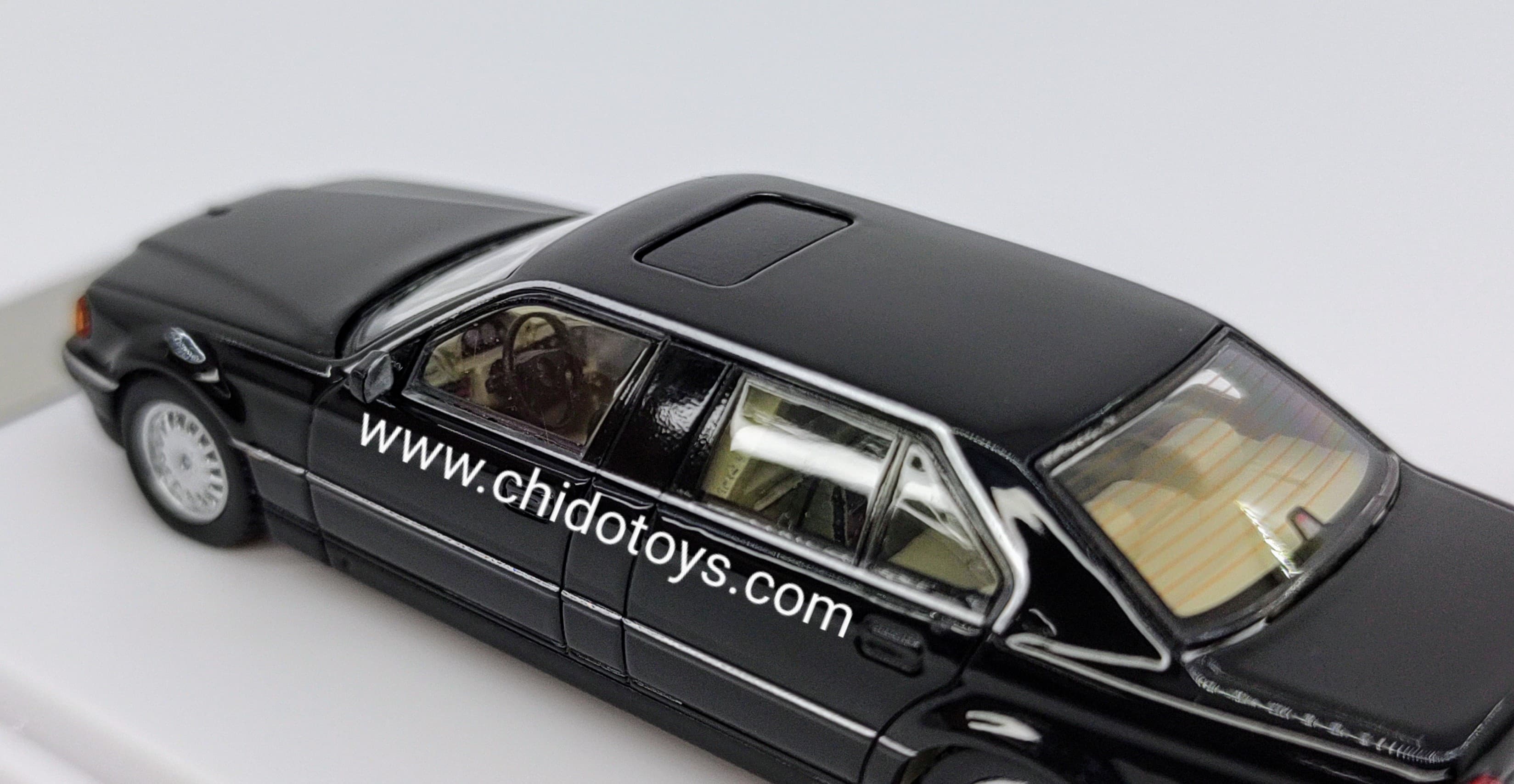 Auto a escala marca DCM, Modelo E38 7 - Series L7 (98 - 01) - Chido Toys