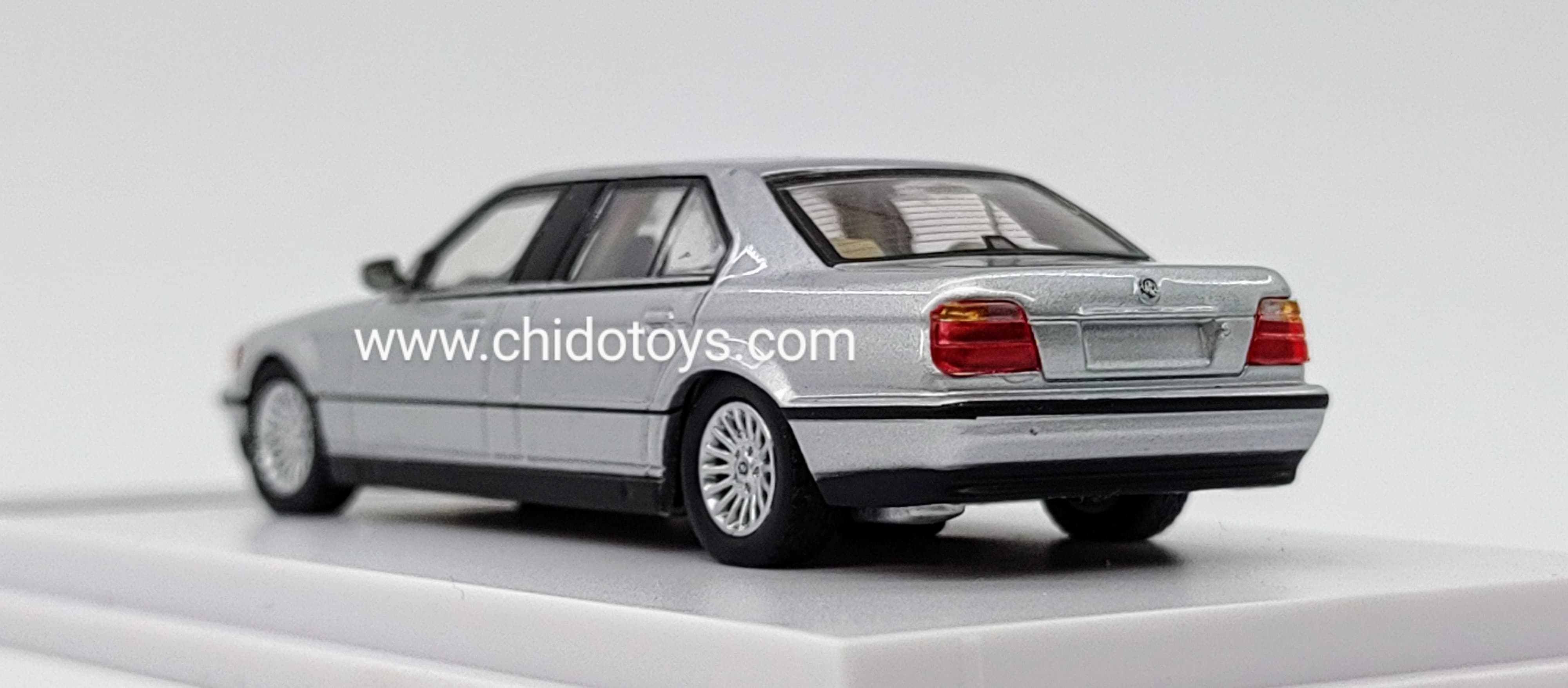 Auto a escala marca DCM, Modelo E38 7 - Series L7 (98 - 01) - Chido Toys