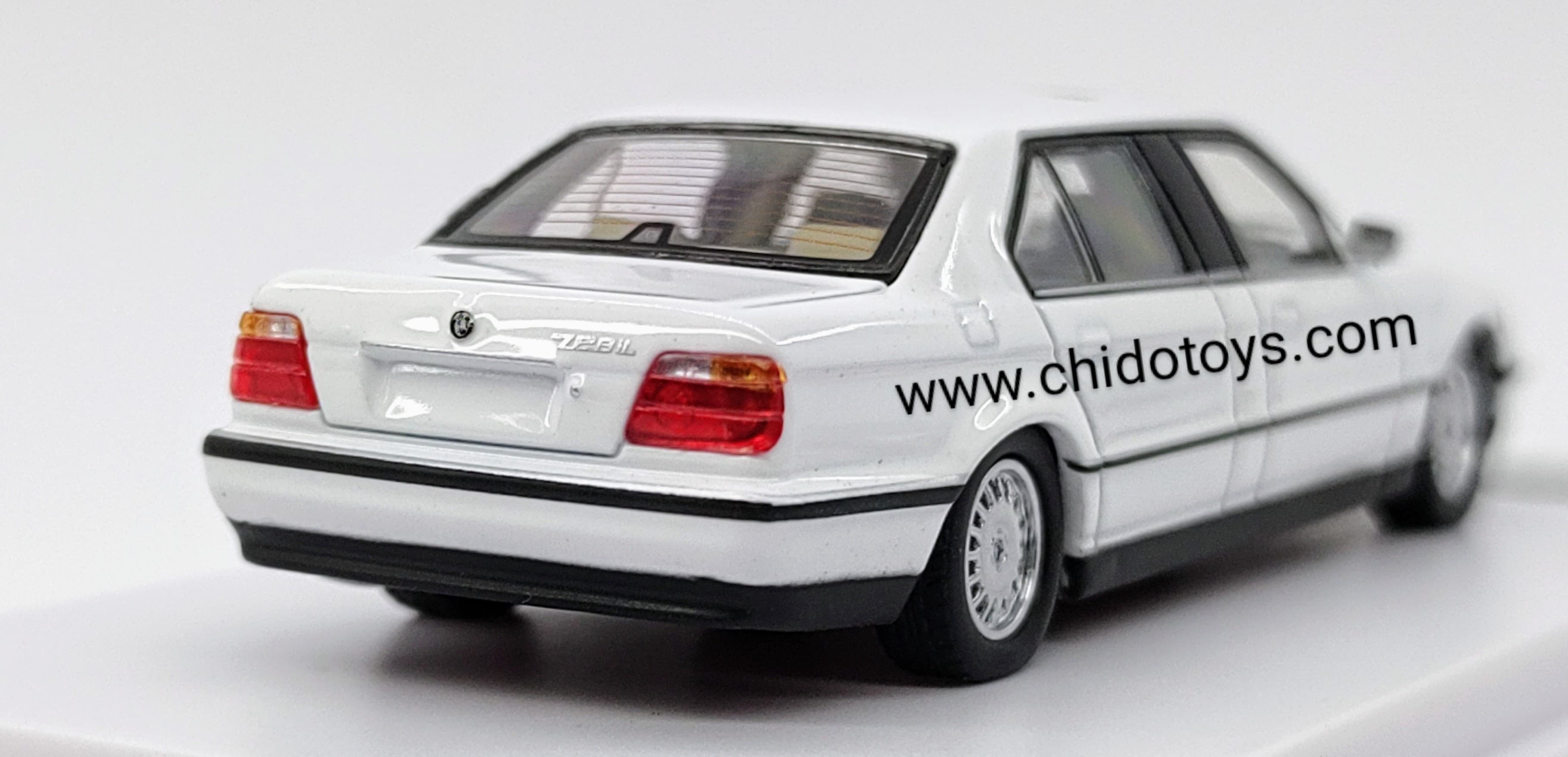 Auto a escala marca DCM, Modelo E38 7 - Series L7 (98 - 01) - Chido Toys