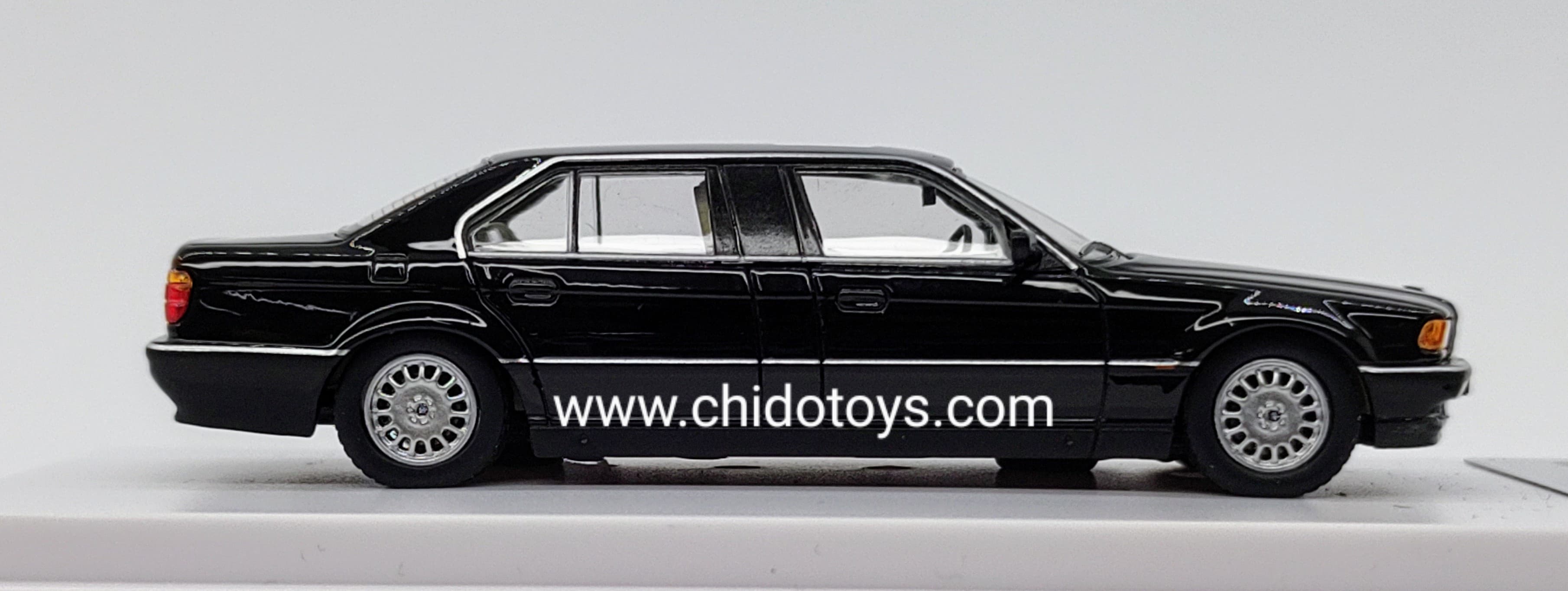 Auto a escala marca DCM, Modelo E38 7 - Series L7 (98 - 01) - Chido Toys