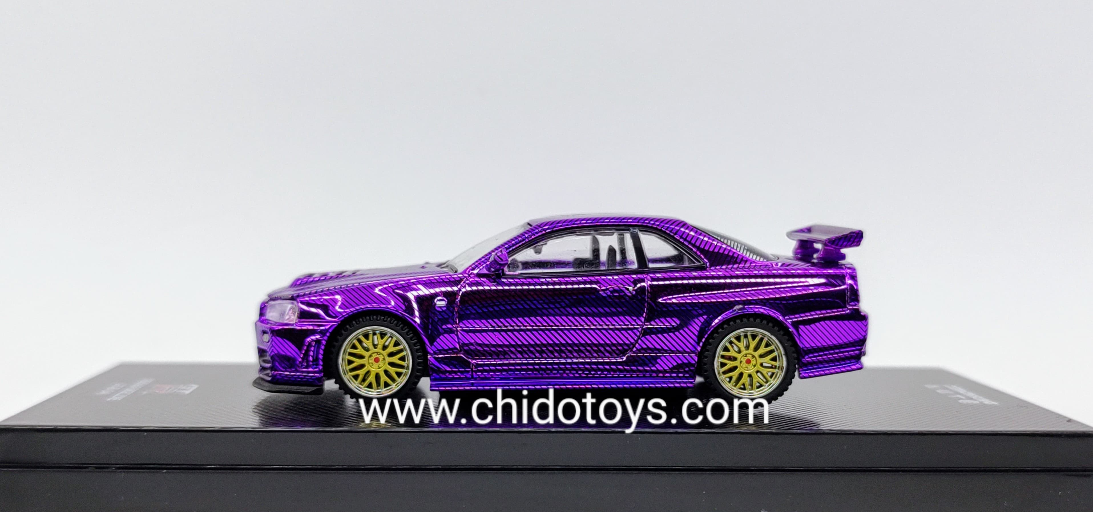 Auto a escala marca DEMON KING AUTO, Modelo Nissan Skyline R34 Púrpura Carbon Fiber - Chido Toys