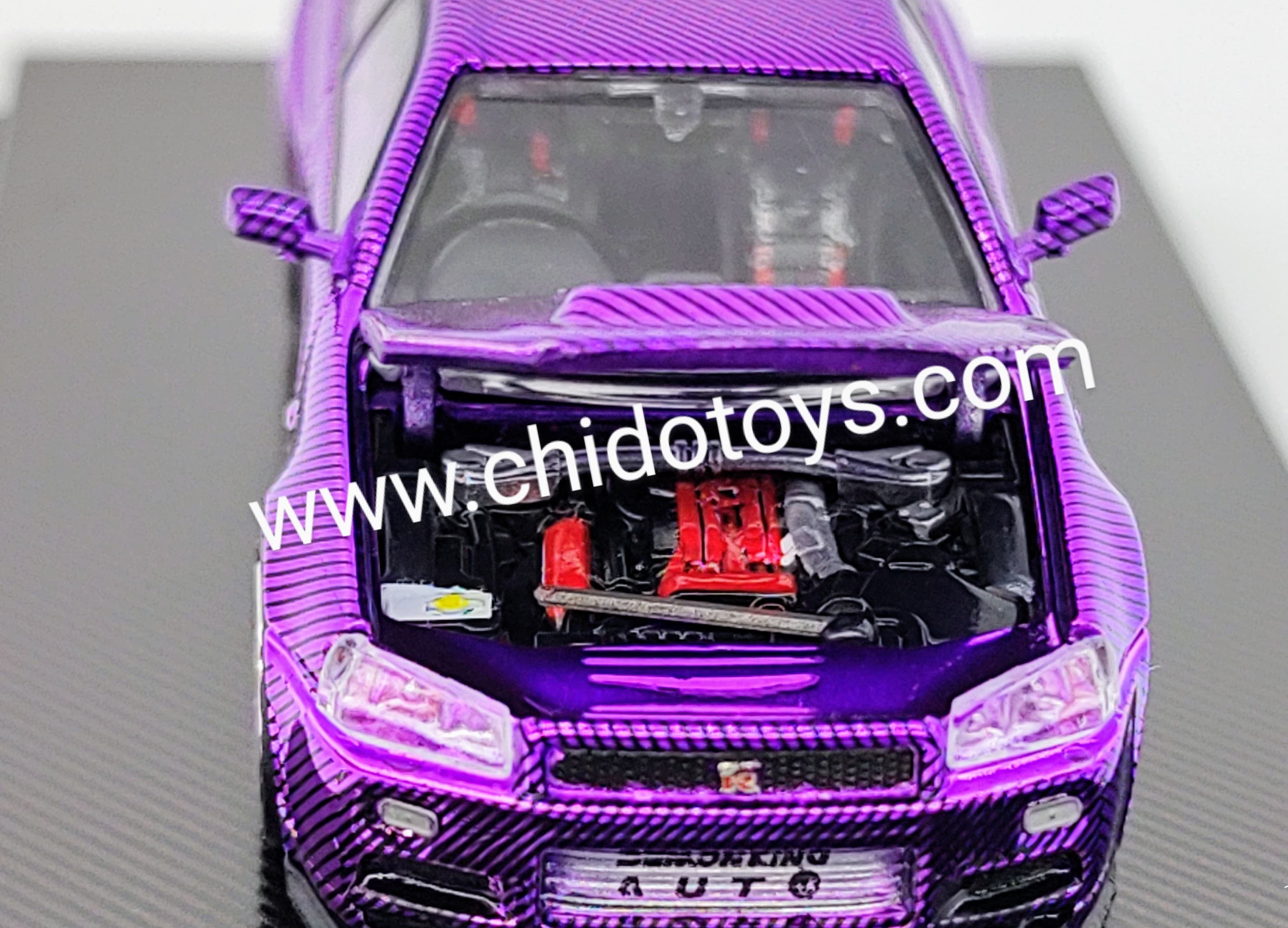 Auto a escala marca DEMON KING AUTO, Modelo Nissan Skyline R34 Púrpura Carbon Fiber - Chido Toys