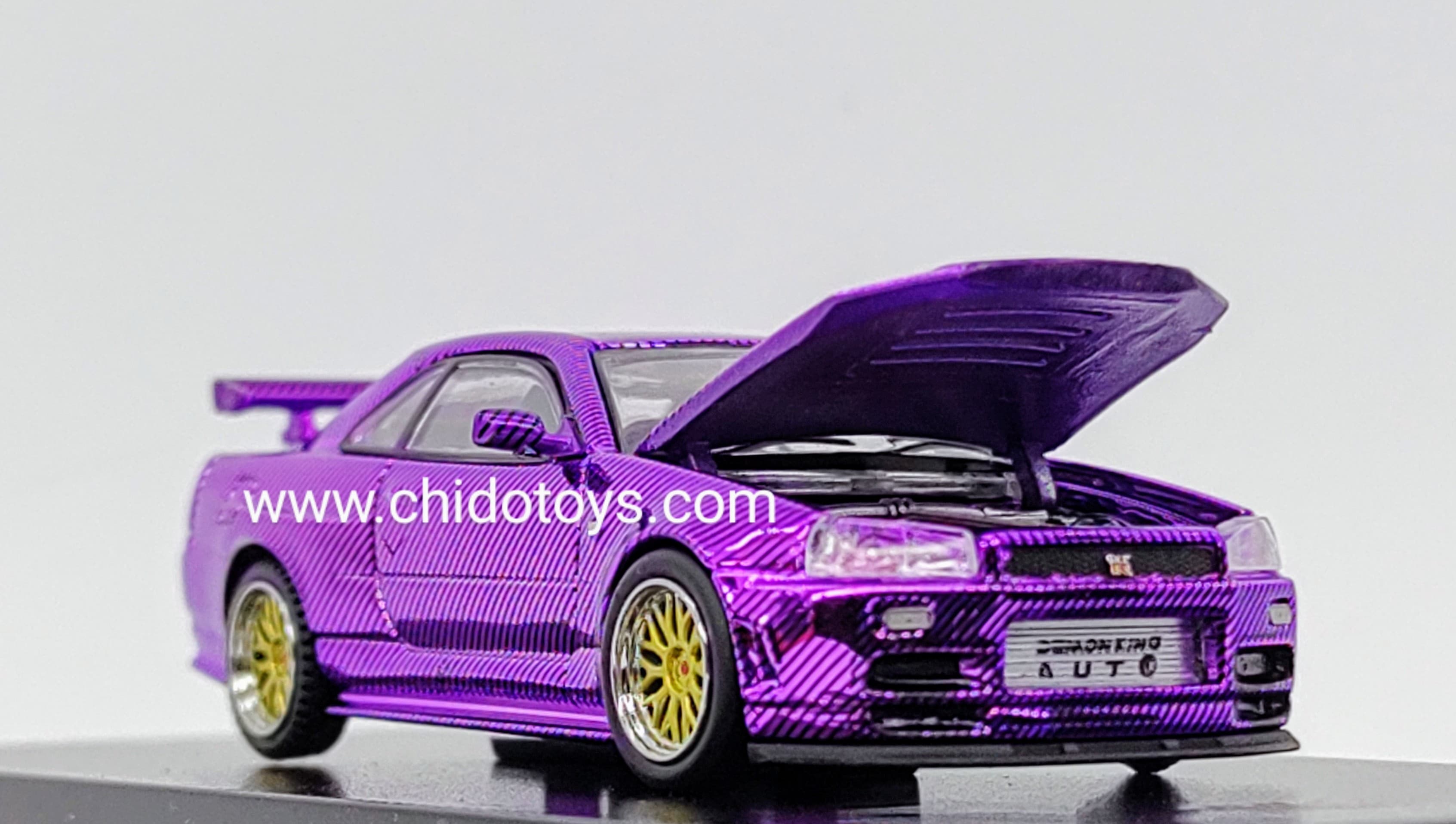 Auto a escala marca DEMON KING AUTO, Modelo Nissan Skyline R34 Púrpura Carbon Fiber - Chido Toys