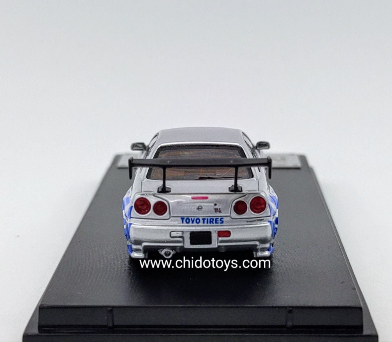 Auto a escala marca Fast Speed modelo Skyline GT - R R - 34 plata - azul - Chido Toys