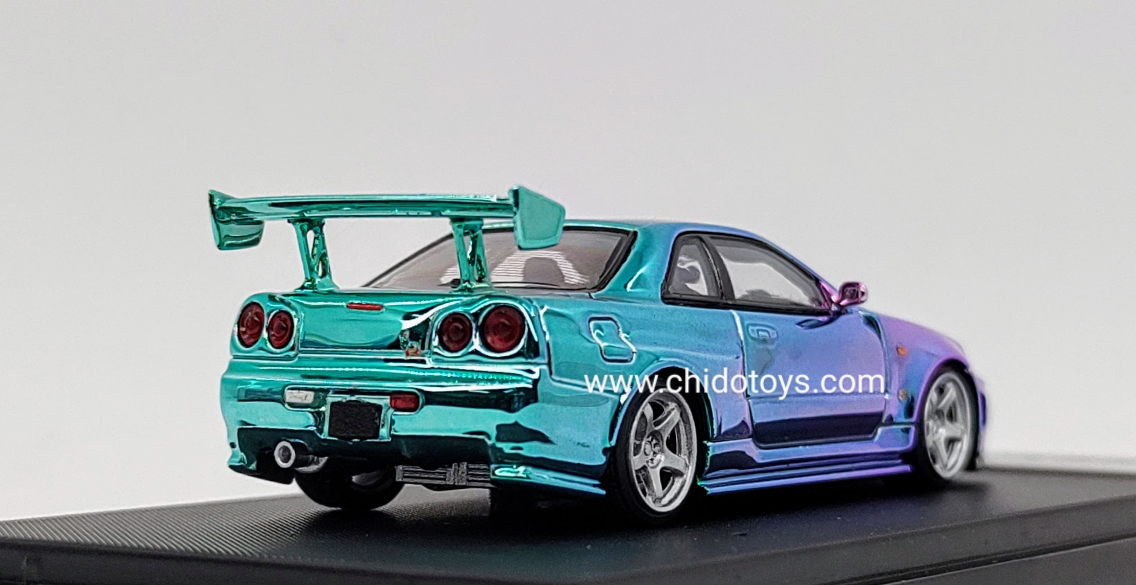 Auto a escala marca Fuji, Modelo Skyline GT - R R34 Nismo Z - Tune High Wing Purple - Blue Gradient - Chido Toys