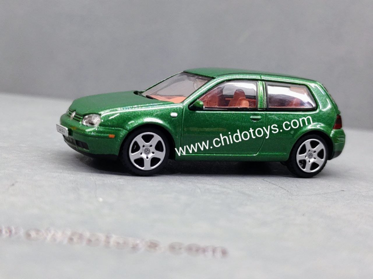 Auto a escala marca GCD, Modelo Volkswagen Golf GTI MK4 - Chido Toys