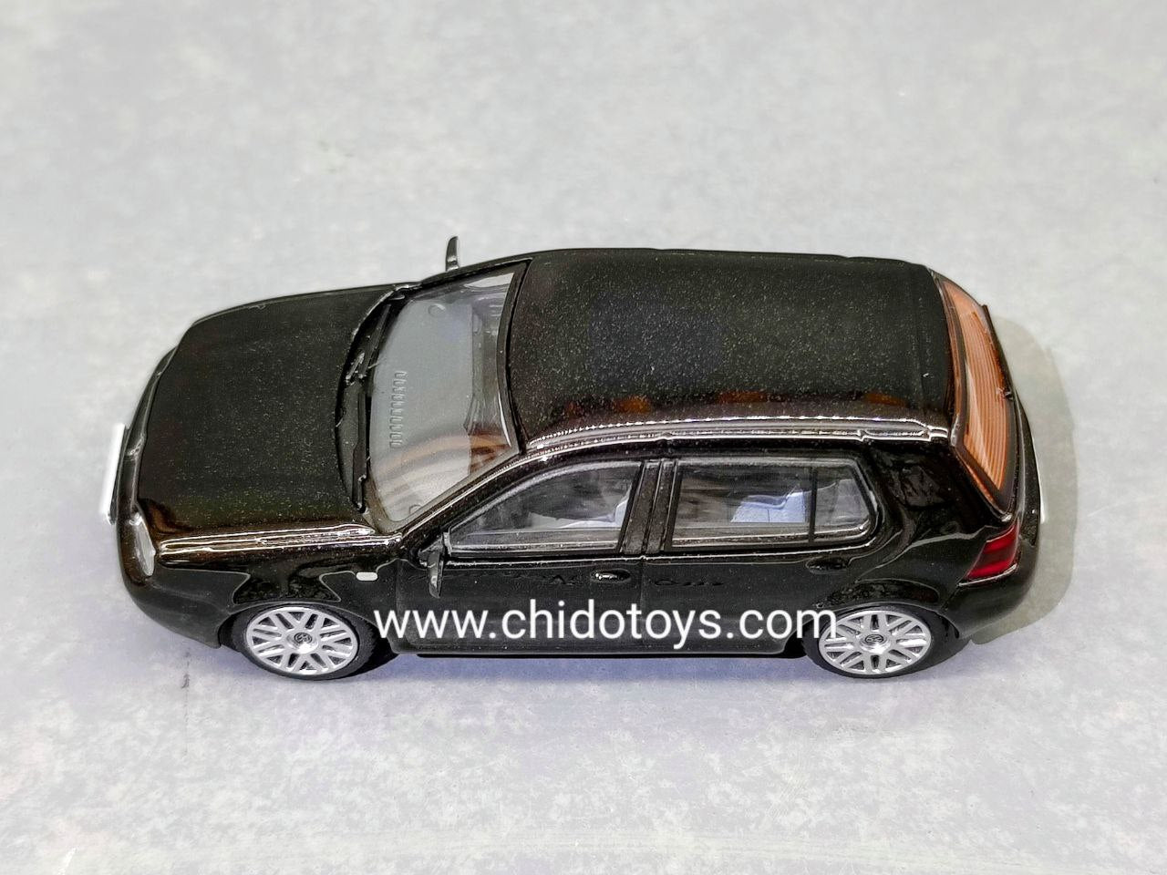 Auto a escala marca GCD, Modelo Volkswagen Golf MK4 - Chido Toys