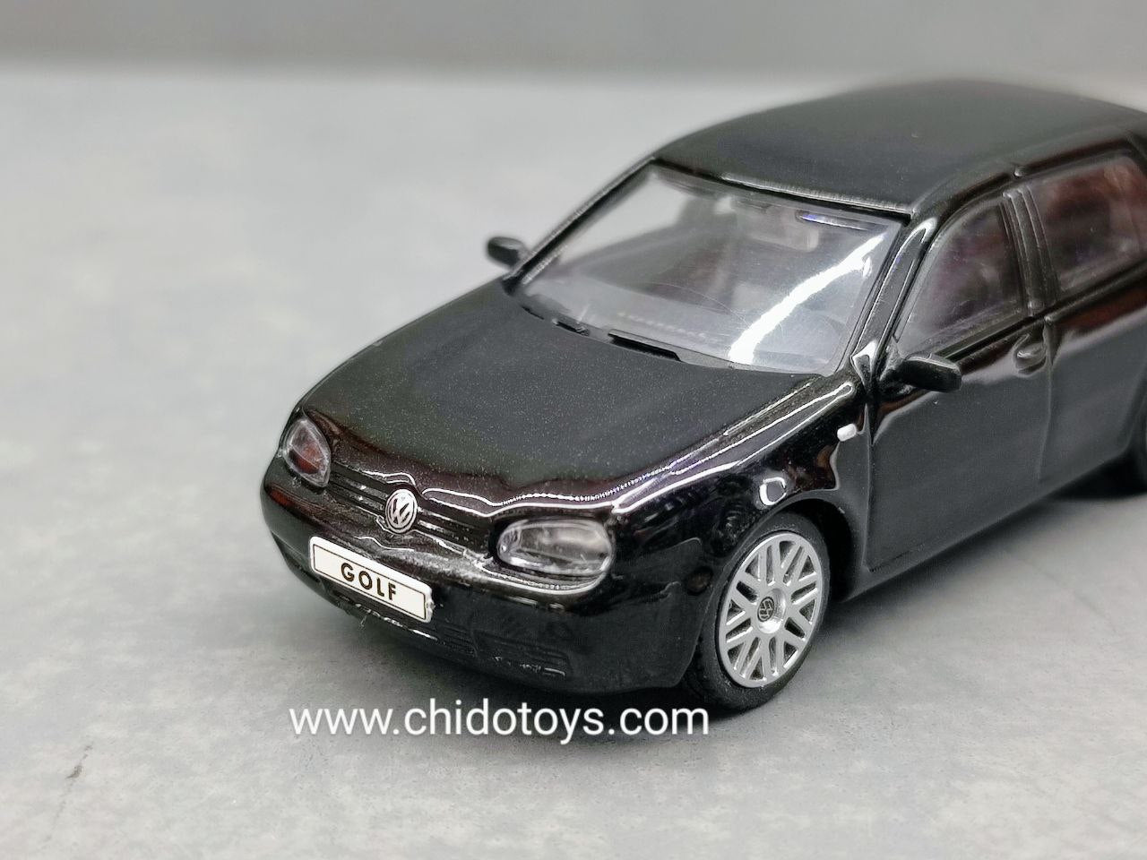 Auto a escala marca GCD, Modelo Volkswagen Golf MK4 - Chido Toys