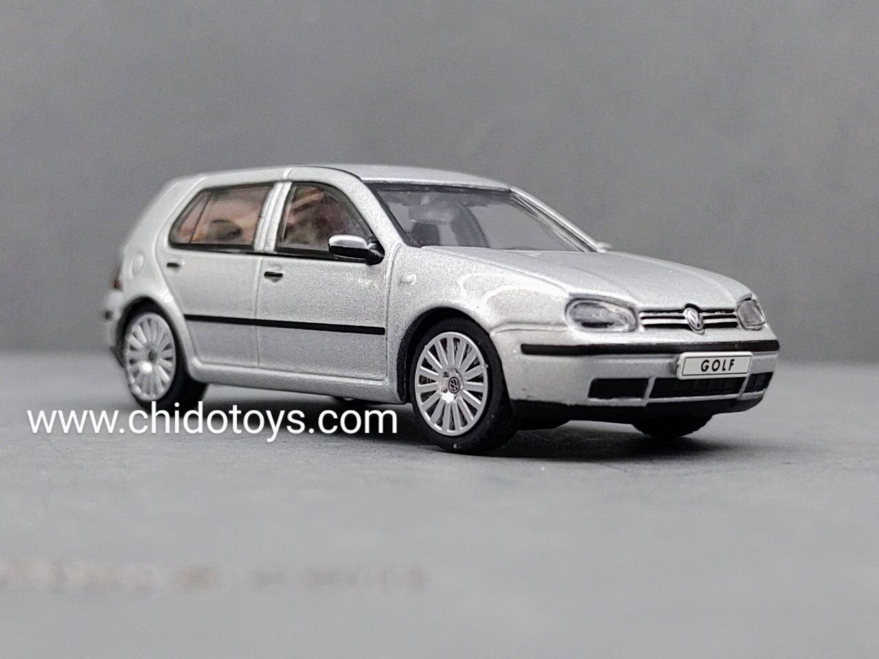 Auto a escala marca GCD, Modelo Volkswagen Golf MK4 - Chido Toys