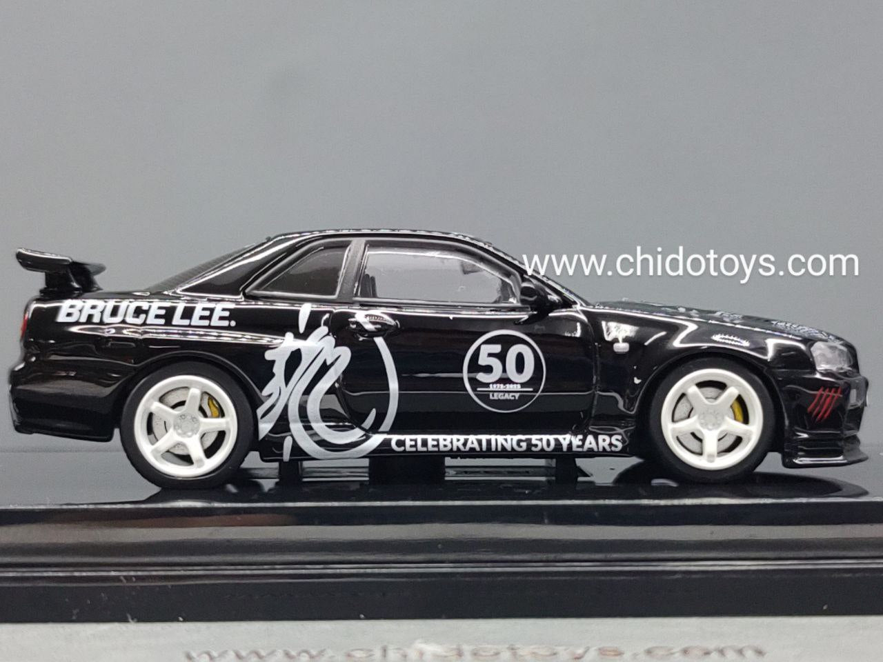 Auto a escala marca Inno 64, Skyline R34 Black conmemorativo Bruce Lee - Chido Toys