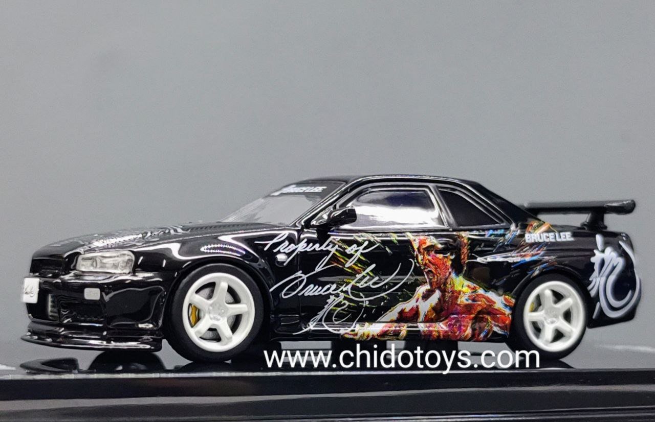 Auto a escala marca Inno 64, Skyline R34 Black conmemorativo Bruce Lee - Chido Toys