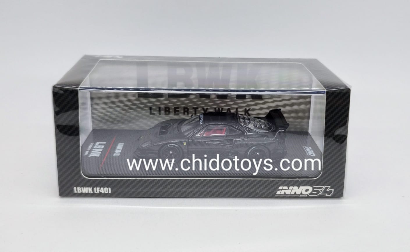 Auto a escala marca Inno64, Modelo LBWK F40 Tokio Salón - Chido Toys