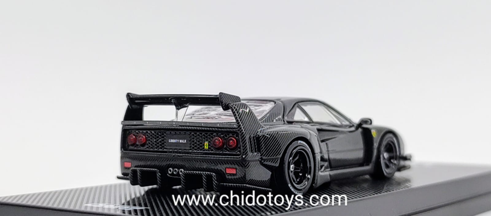 Auto a escala marca Inno64, Modelo LBWK F40 Tokio Salón - Chido Toys