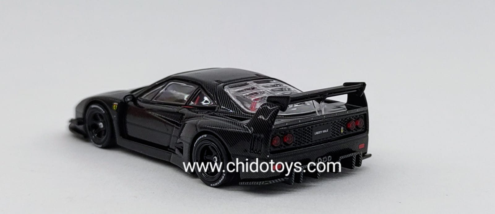 Auto a escala marca Inno64, Modelo LBWK F40 Tokio Salón - Chido Toys