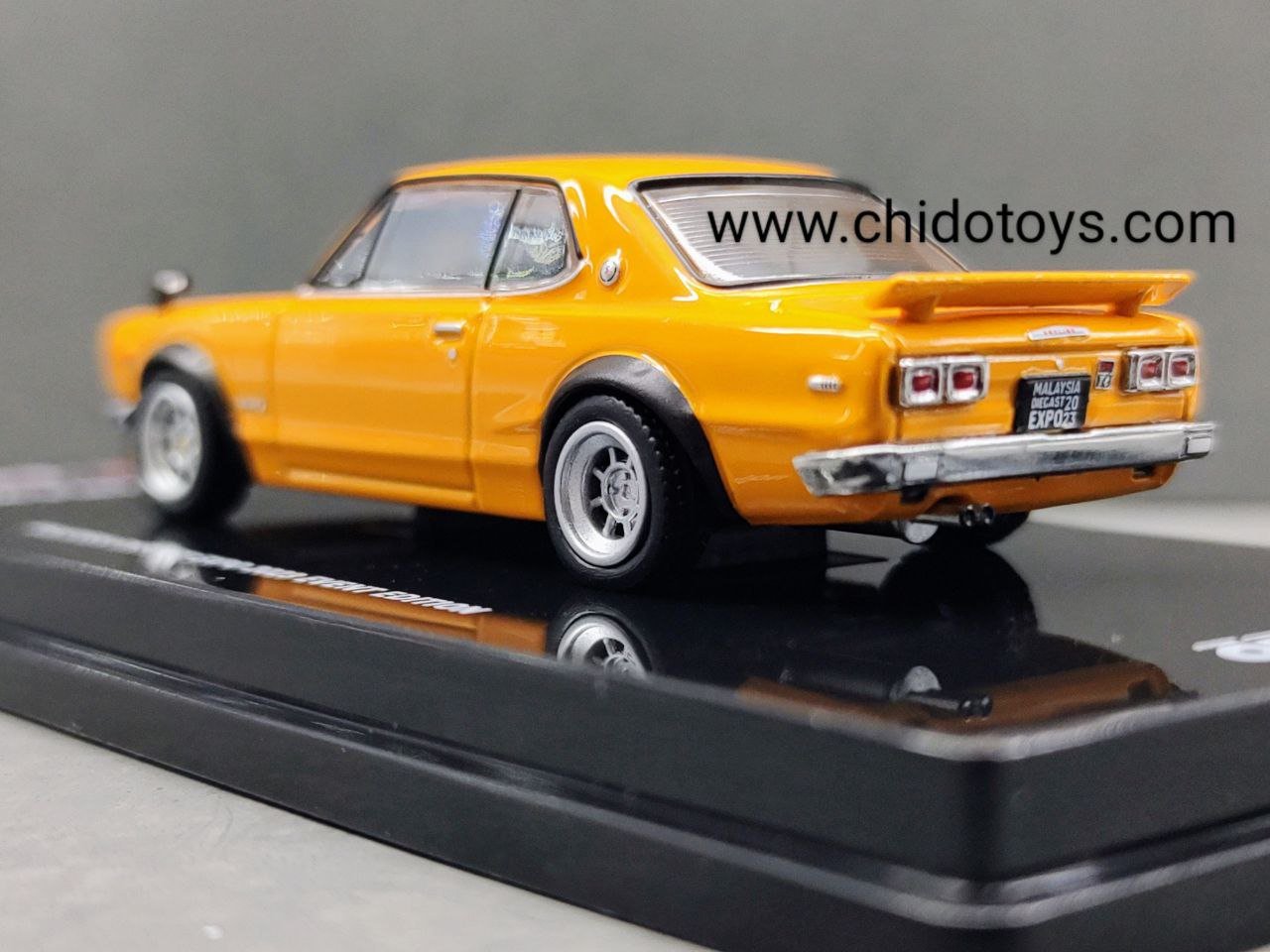Auto a escala marca Inno64, Modelo Skyline 2000 GTR (KPGC10) Exclusivo del Malasia Diecast Expo 2023 - Chido Toys