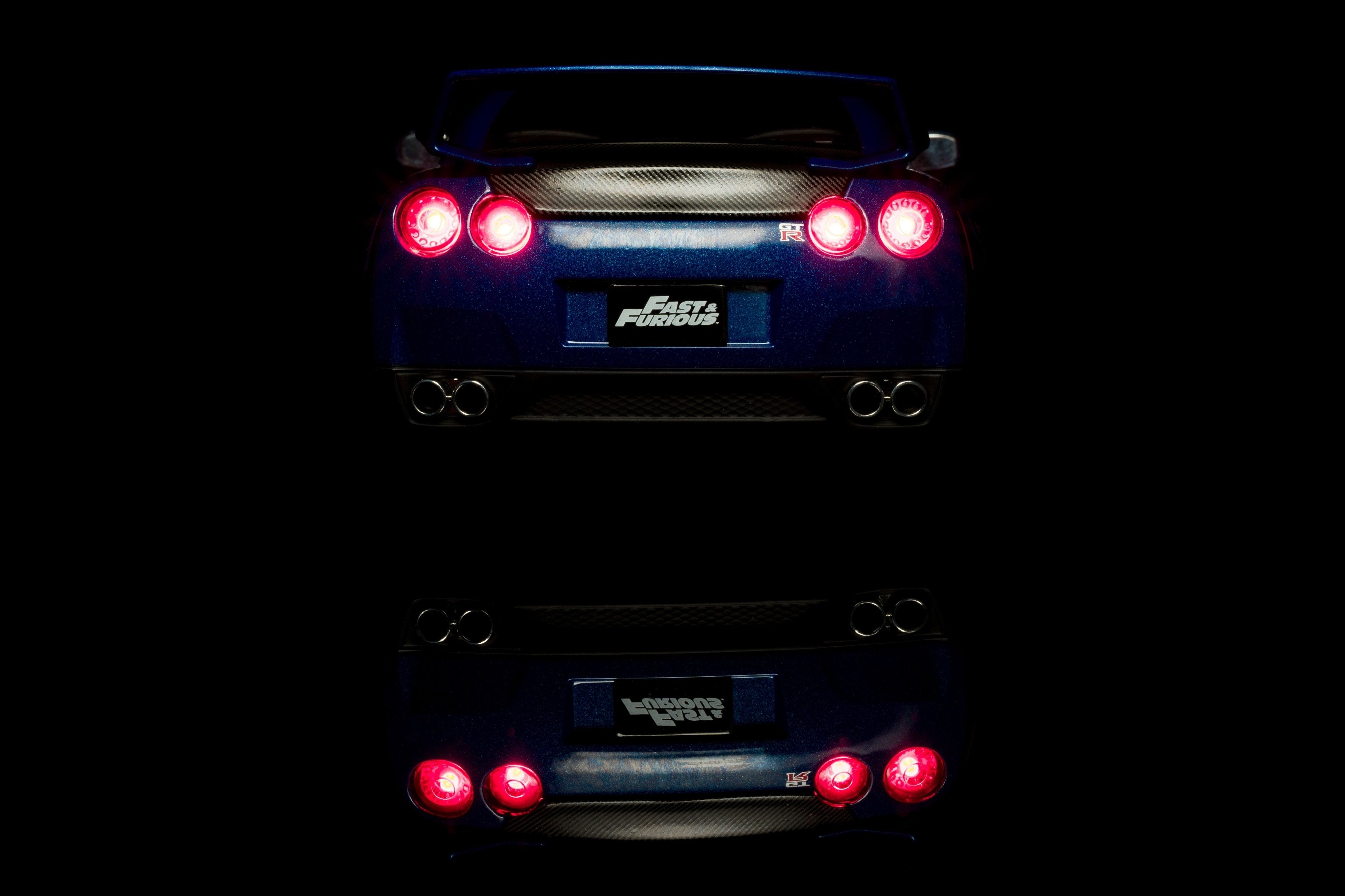 Auto a escala marca Jada, Modelo 2009 Nissan GT - R R35, con iluminación LED - Chido Toys