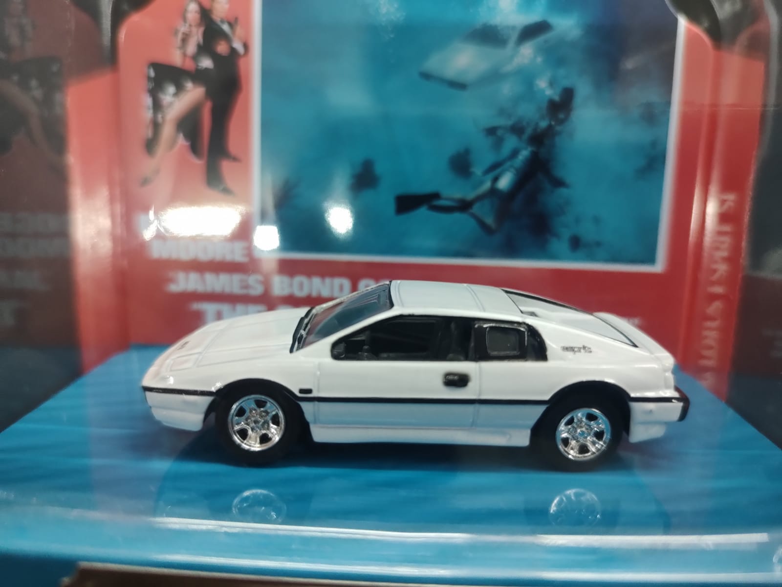 Auto a escala marca Johnny Ligftning, modelo Diorama 007 Lotus Espirit 1976, edad 6+, color blanco - Chido Toys