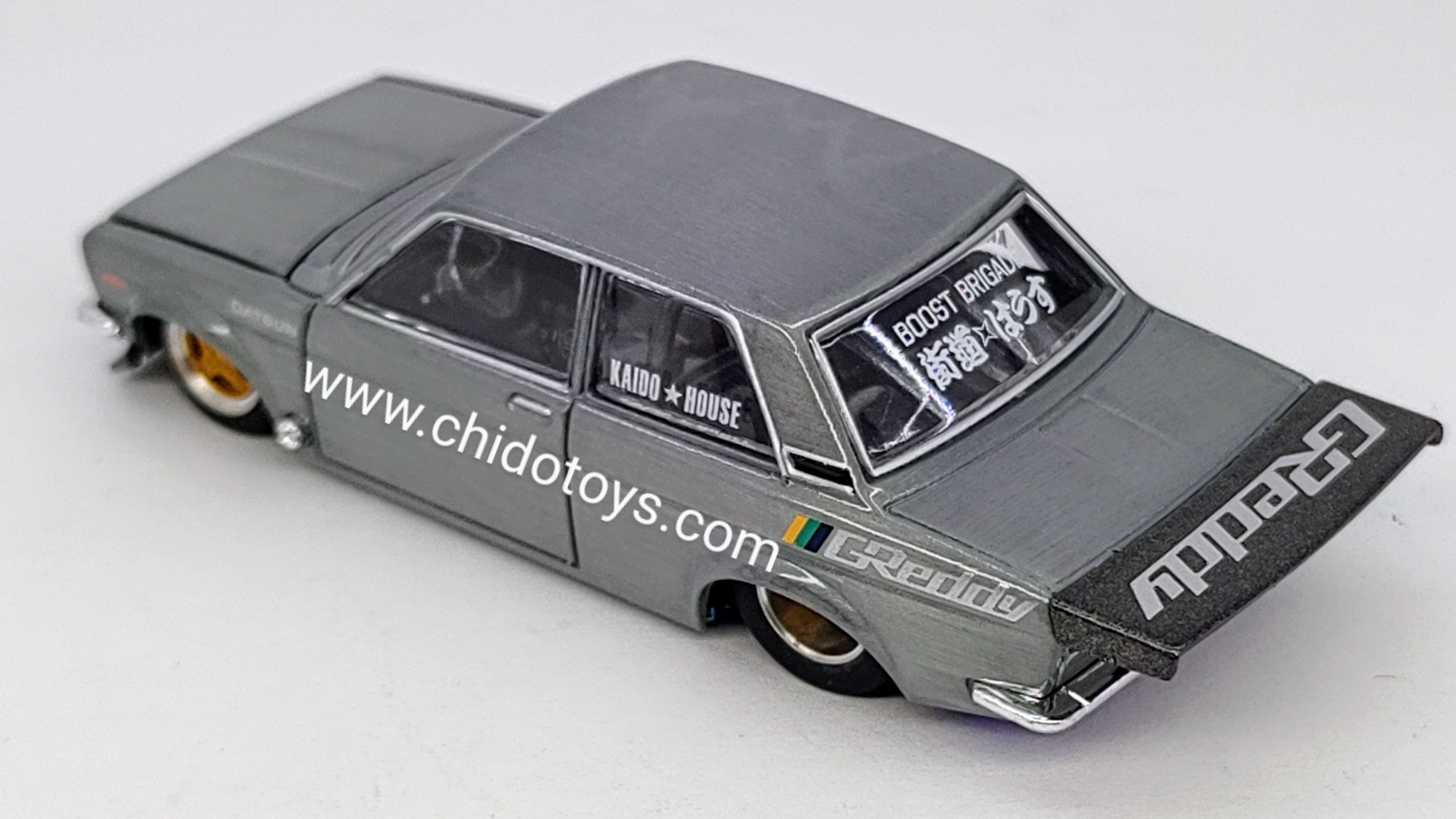 Auto a escala marca Kaido House, CHASE Datsun 510 Pro Street (Gris) - Chido Toys