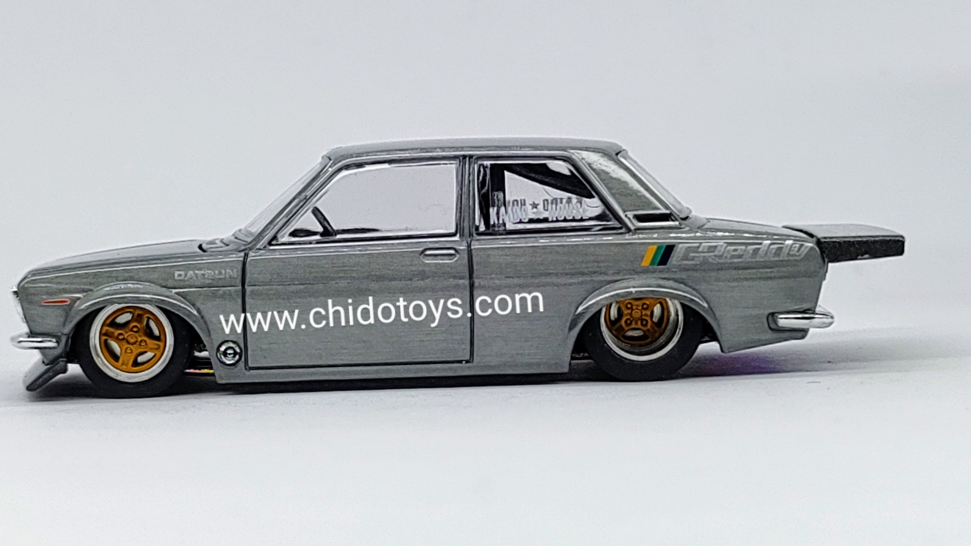 Auto a escala marca Kaido House, CHASE Datsun 510 Pro Street (Gris) - Chido Toys