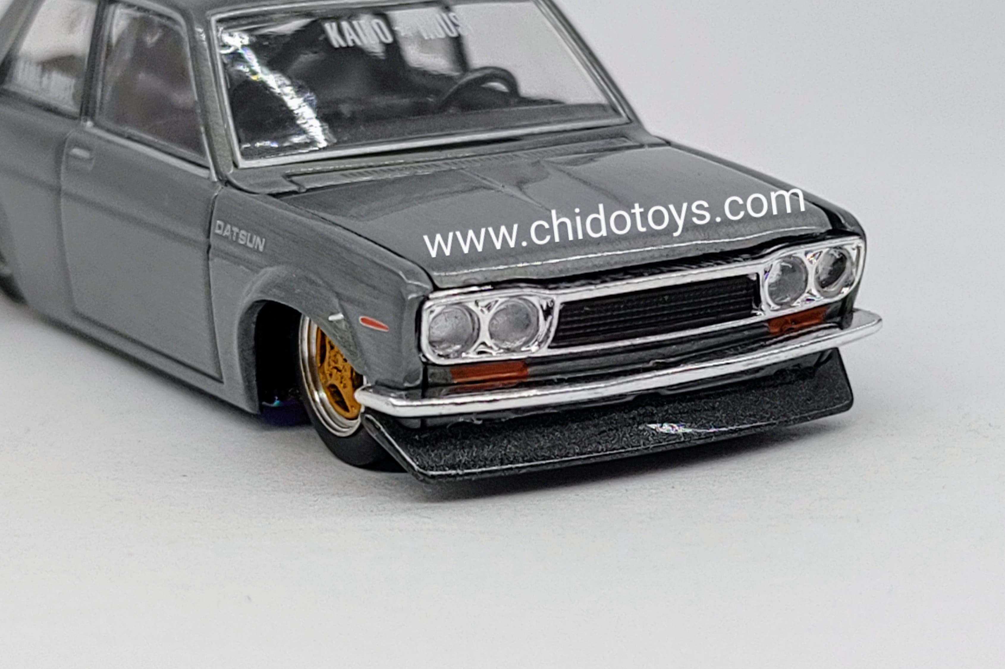 Auto a escala marca Kaido House, CHASE Datsun 510 Pro Street (Gris) - Chido Toys