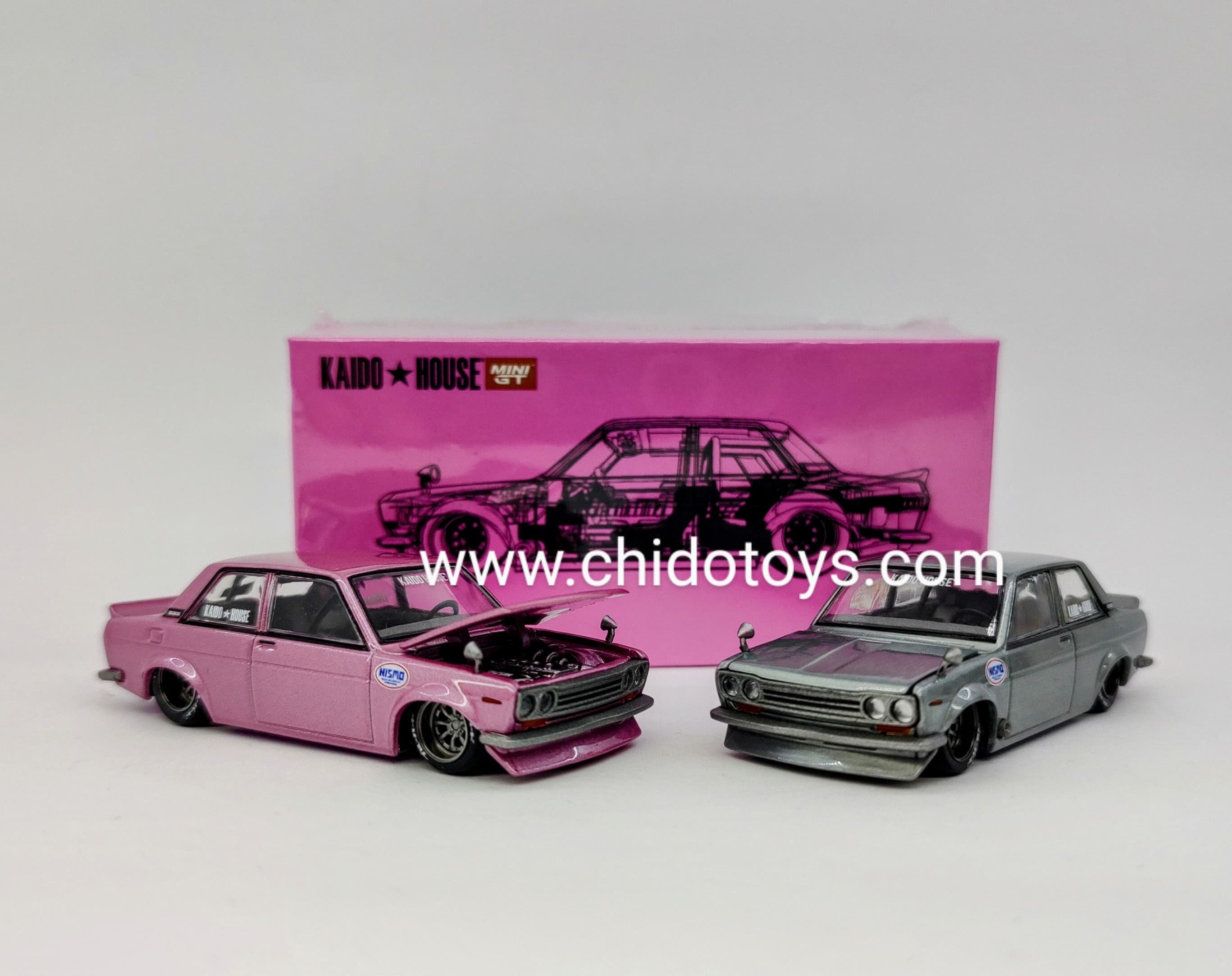 Auto a escala marca Kaido House, Modelo CHASE Datsun 510 Nismo Pink - Chido Toys