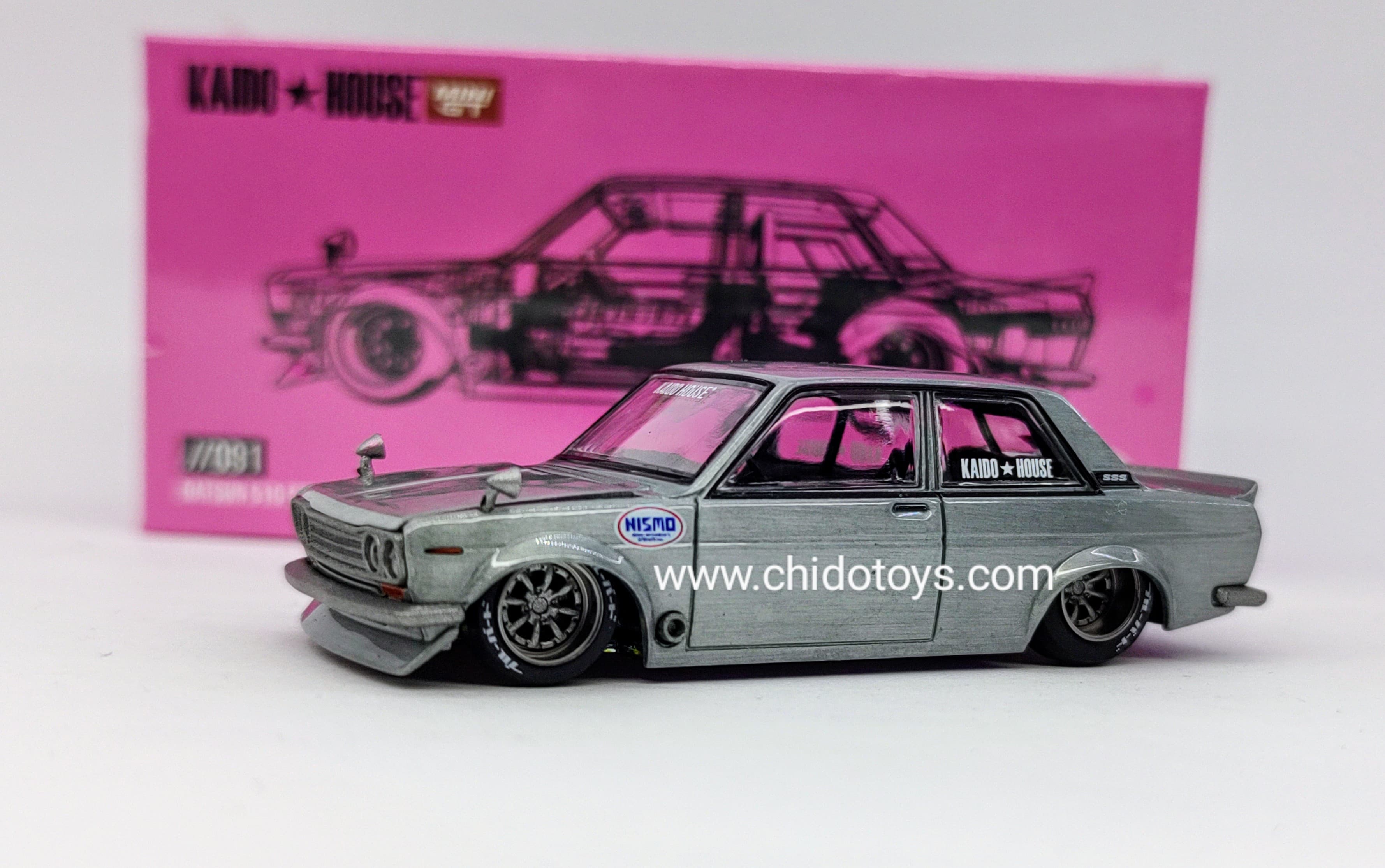 Auto a escala marca Kaido House, Modelo CHASE Datsun 510 Nismo Pink - Chido Toys