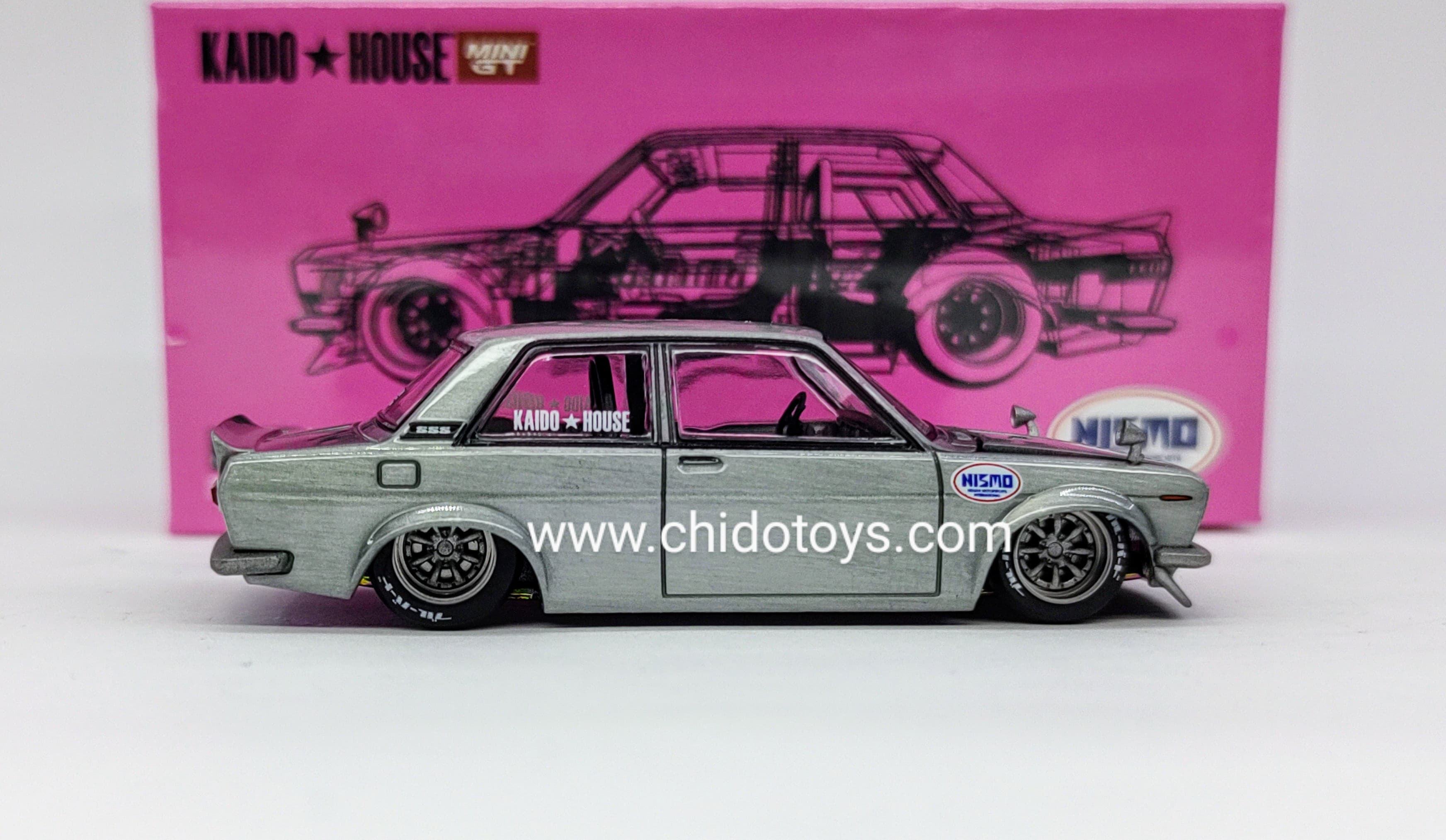 Auto a escala marca Kaido House, Modelo CHASE Datsun 510 Nismo Pink - Chido Toys