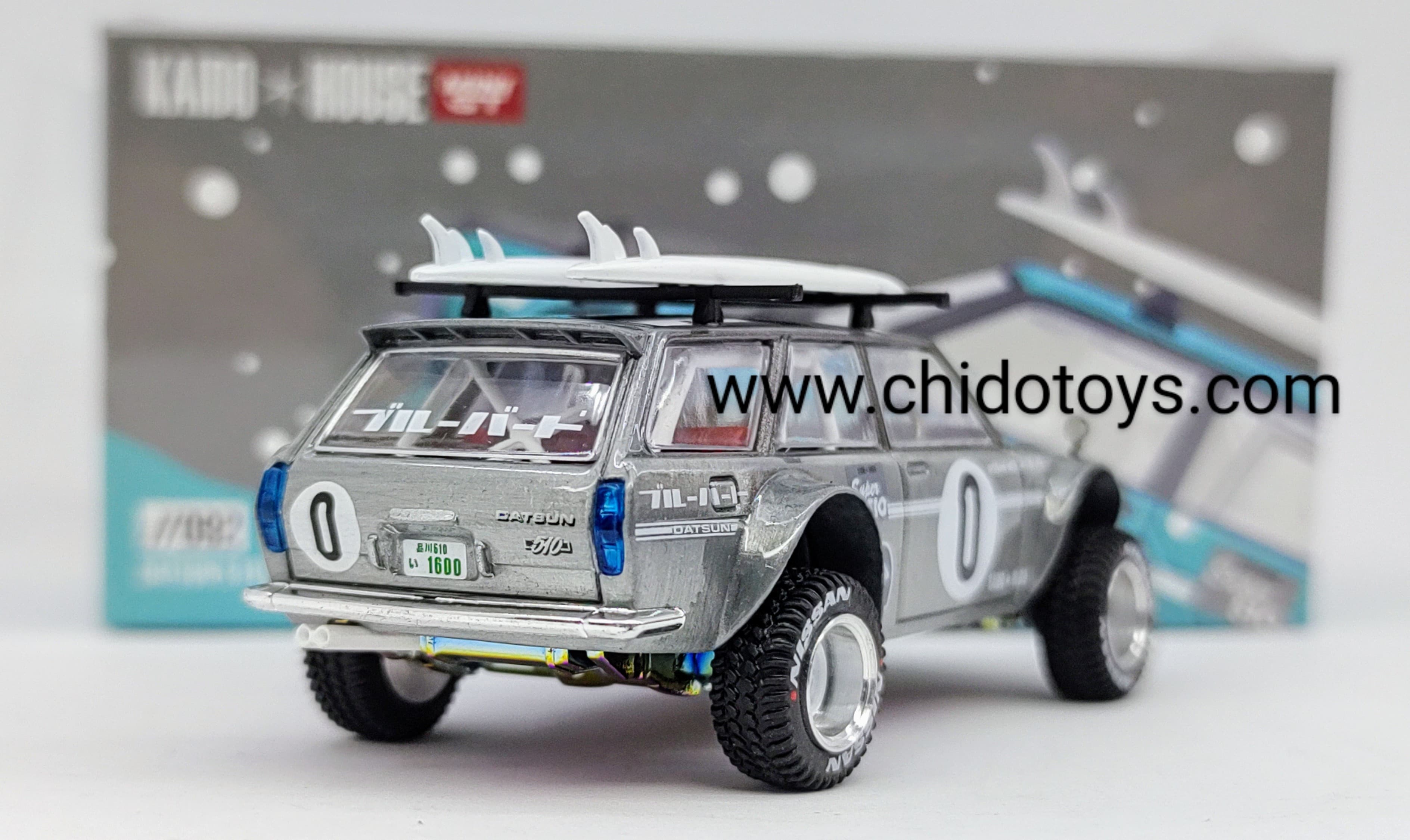 Auto a escala marca Kaido House, Modelo Chase Nissan Datsun Wagon 510, Surf Safari RS Edición de vacaciones de invierno - Chido Toys