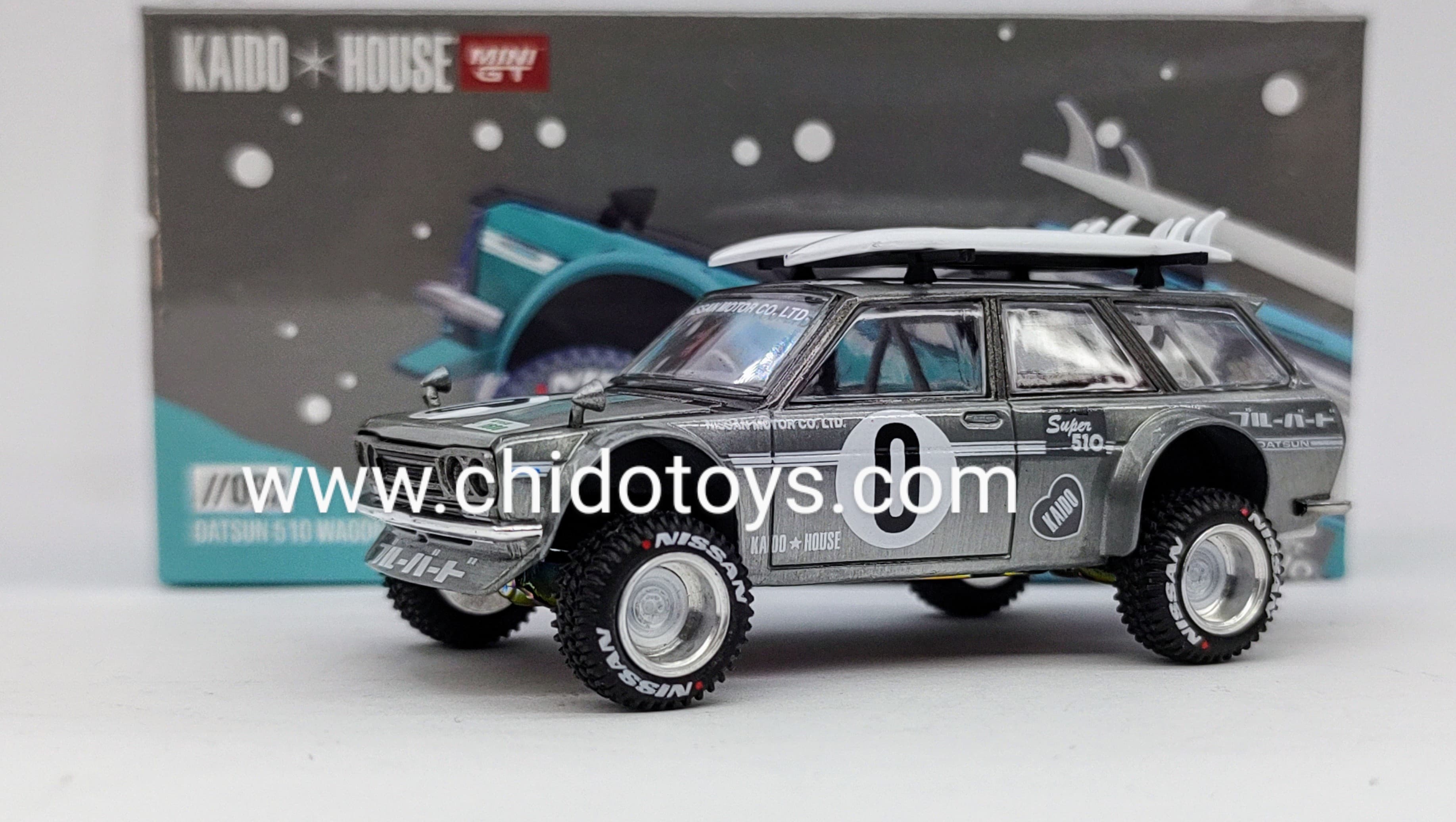 Auto a escala marca Kaido House, Modelo Chase Nissan Datsun Wagon 510, Surf Safari RS Edición de vacaciones de invierno - Chido Toys