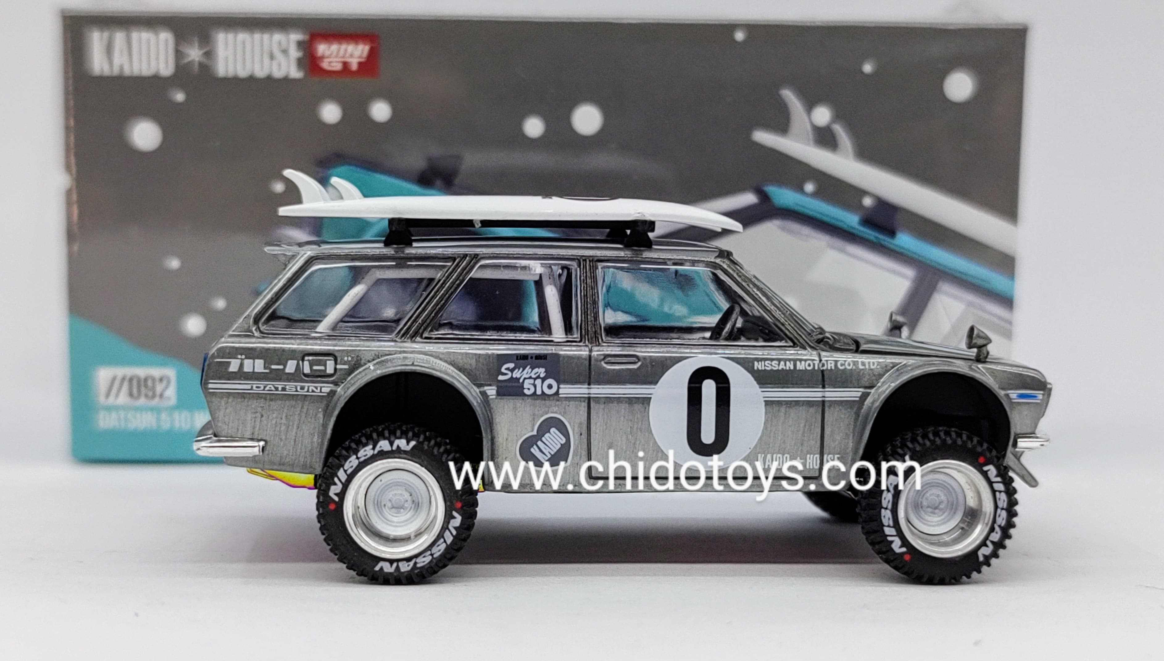 Auto a escala marca Kaido House, Modelo Chase Nissan Datsun Wagon 510, Surf Safari RS Edición de vacaciones de invierno - Chido Toys