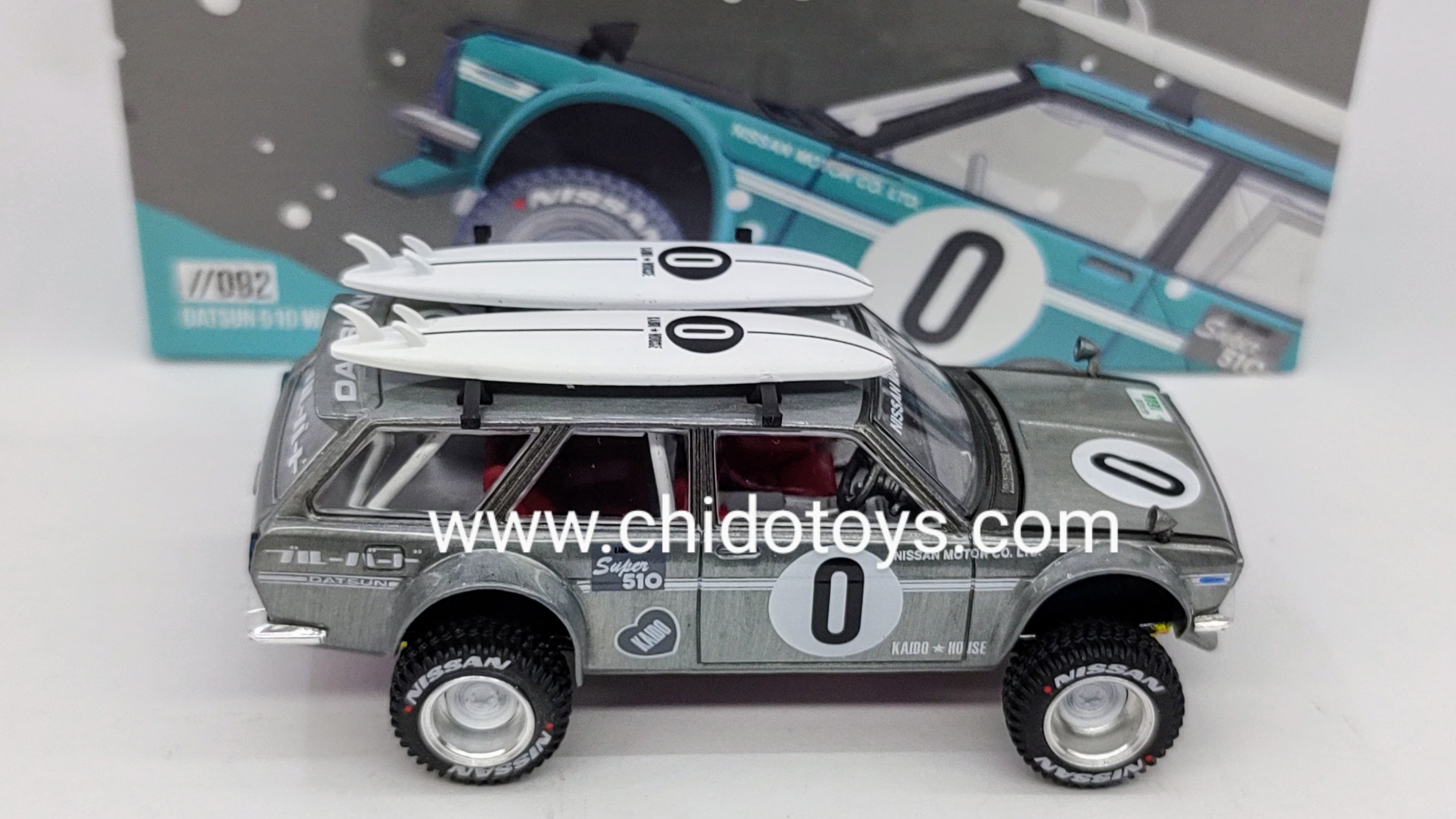 Auto a escala marca Kaido House, Modelo Chase Nissan Datsun Wagon 510, Surf Safari RS Edición de vacaciones de invierno - Chido Toys