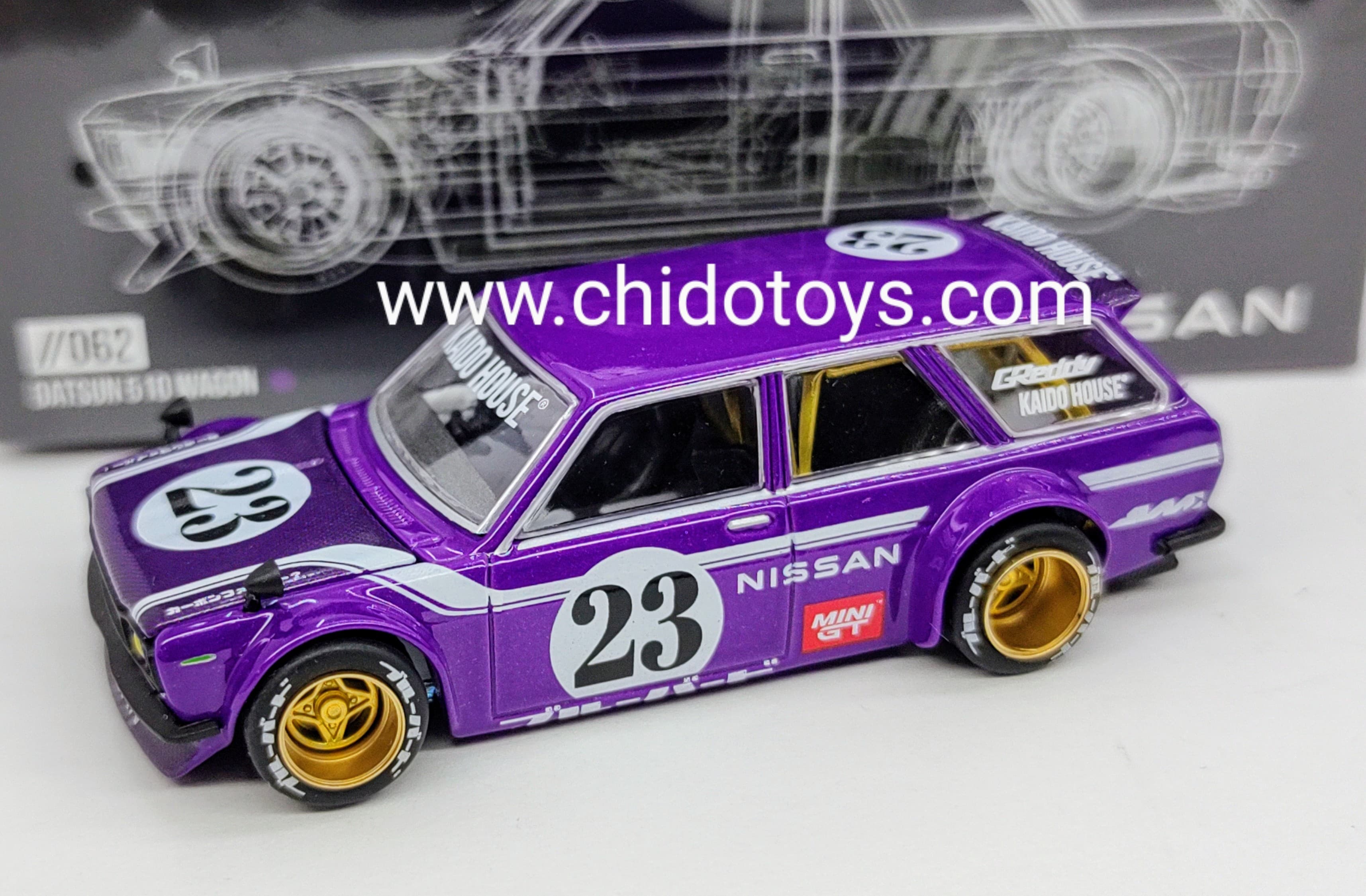 Auto a escala marca Kaido House, Modelo Chase Nissan Datsun Wagon Carbon Fiber V1 - Chido Toys