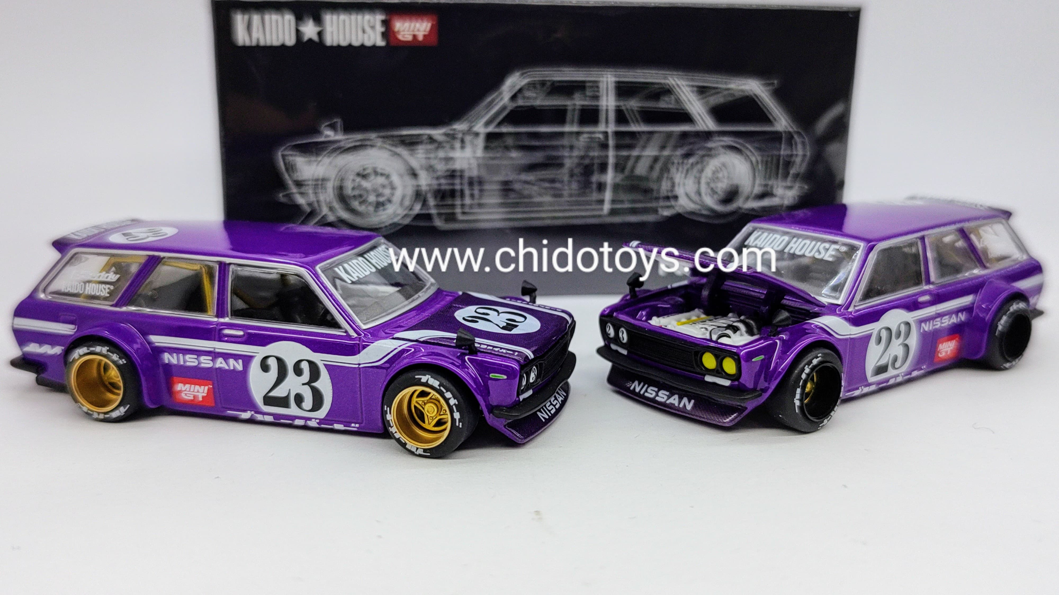 Auto a escala marca Kaido House, Modelo Chase Nissan Datsun Wagon Carbon Fiber V1 - Chido Toys