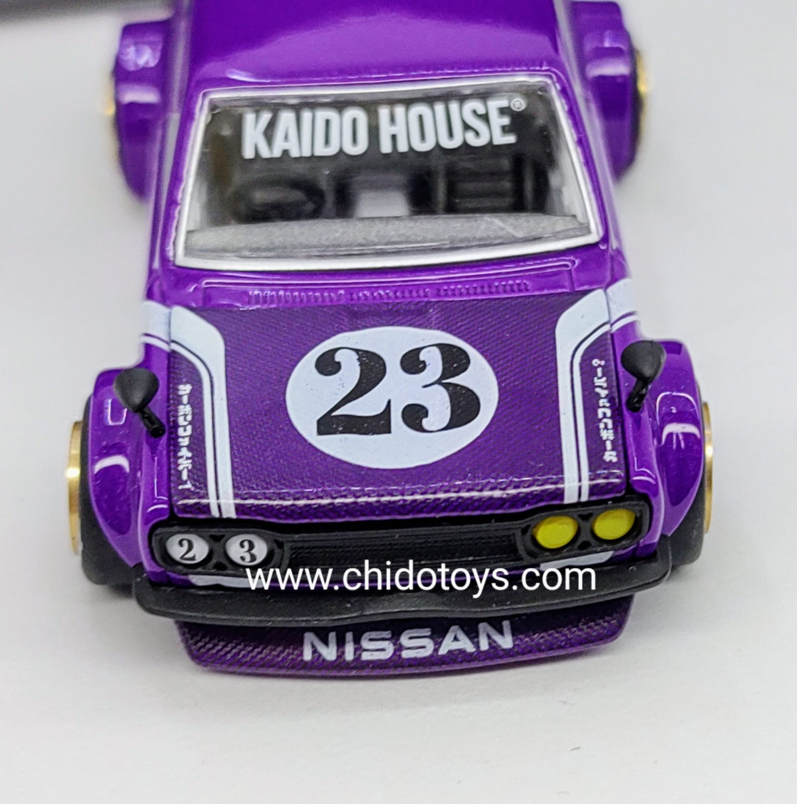 Auto a escala marca Kaido House, Modelo Chase Nissan Datsun Wagon Carbon Fiber V1 - Chido Toys