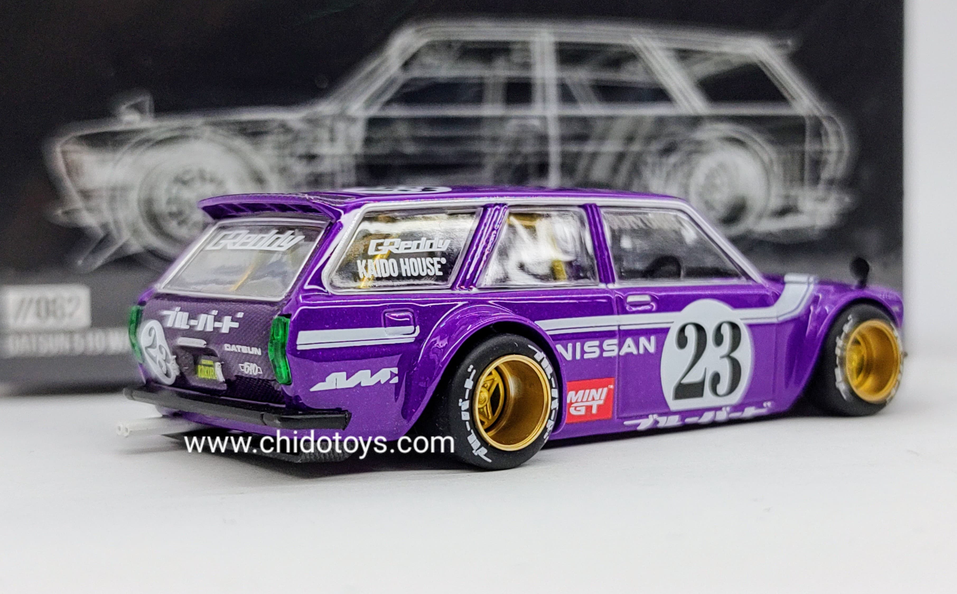 Auto a escala marca Kaido House, Modelo Chase Nissan Datsun Wagon Carbon Fiber V1 - Chido Toys