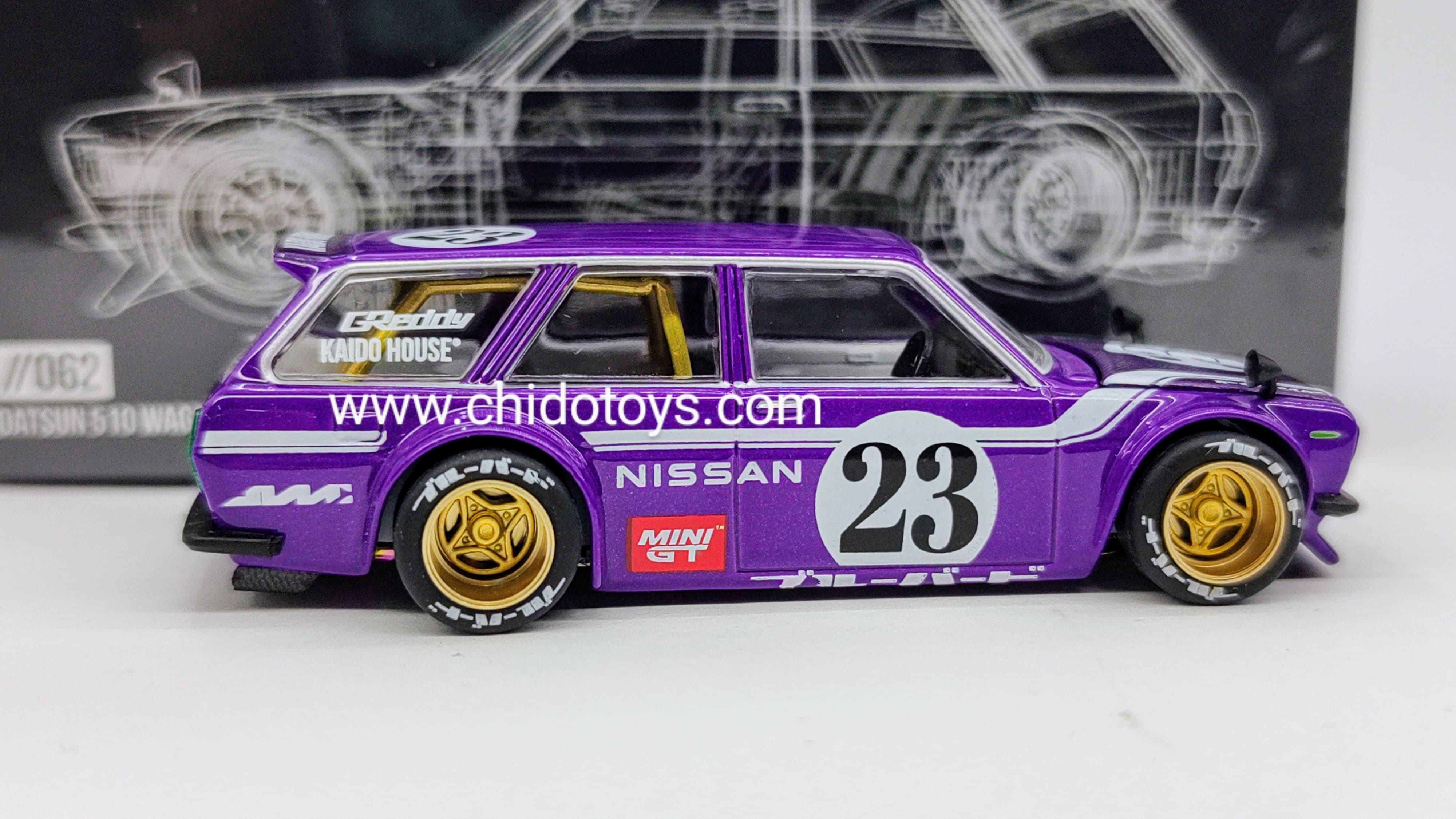 Auto a escala marca Kaido House, Modelo Chase Nissan Datsun Wagon Carbon Fiber V1 - Chido Toys