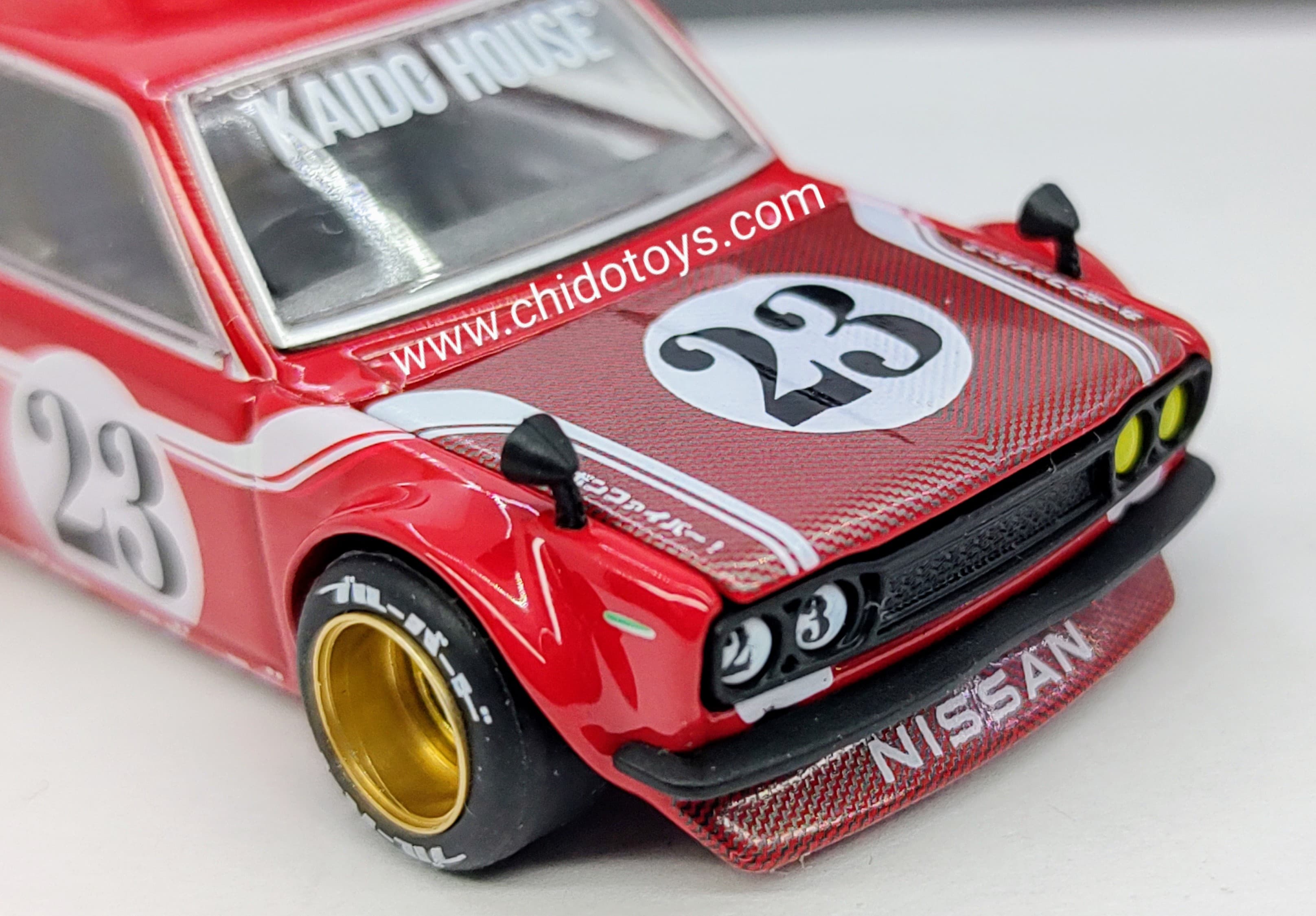 Auto a escala marca Kaido House, Modelo Chase Nissan Datsun Wagon Carbon Fiber V2 - Chido Toys