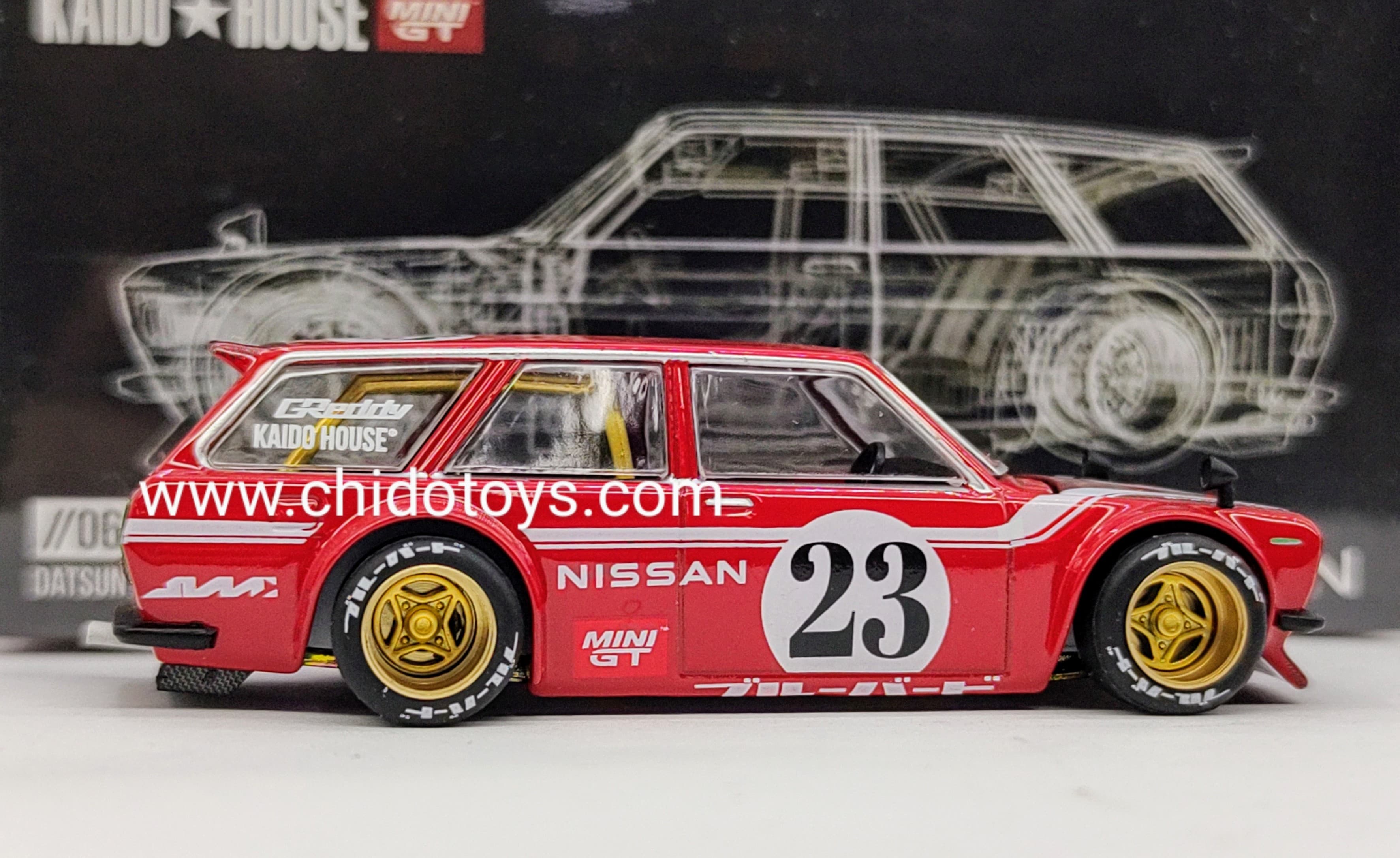 Auto a escala marca Kaido House, Modelo Chase Nissan Datsun Wagon Carbon Fiber V2 - Chido Toys